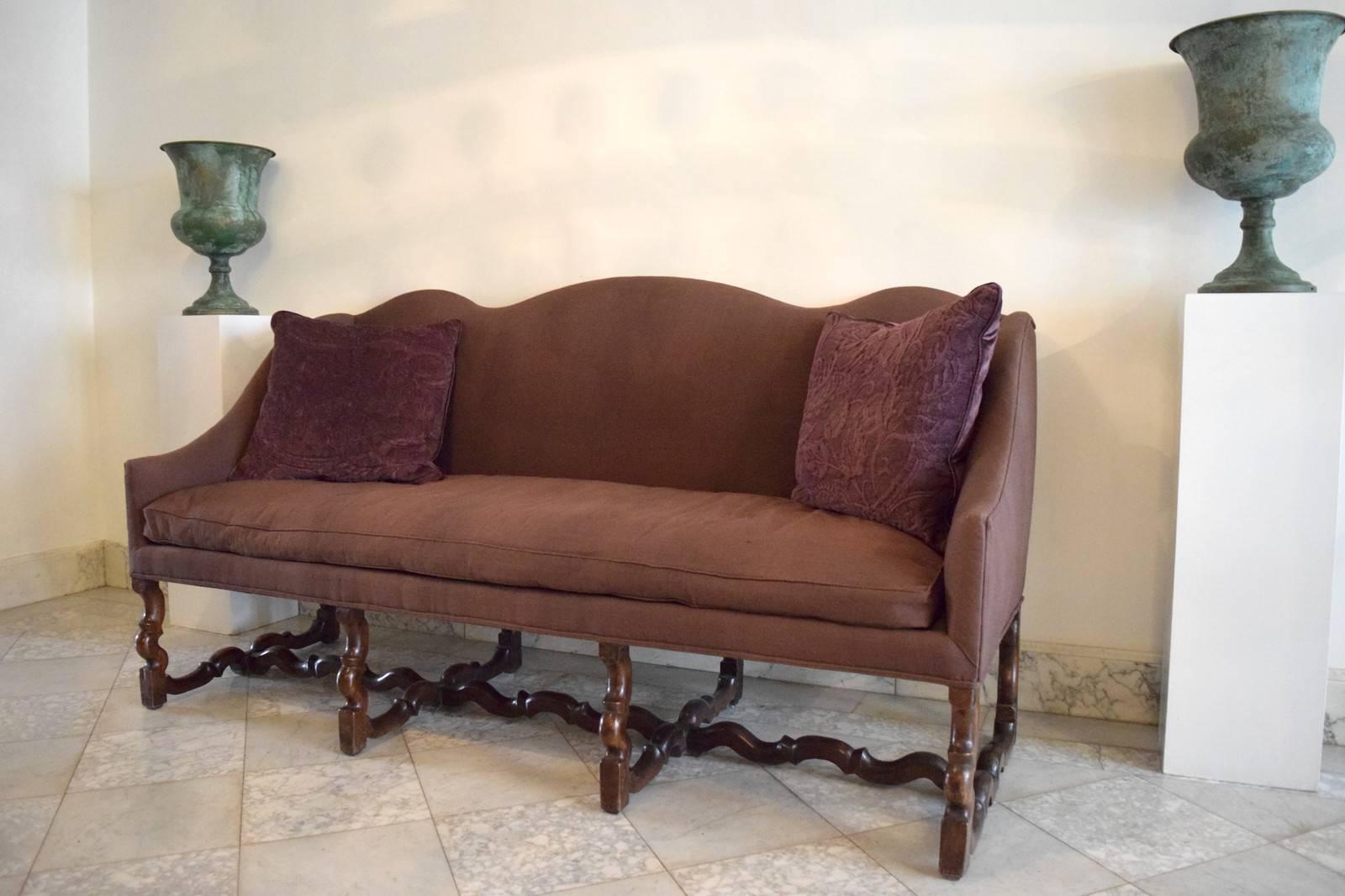 Settee in walnut and Belgian linen.
Warm brown / dark burgundy.
French
Early-mid 1700s.