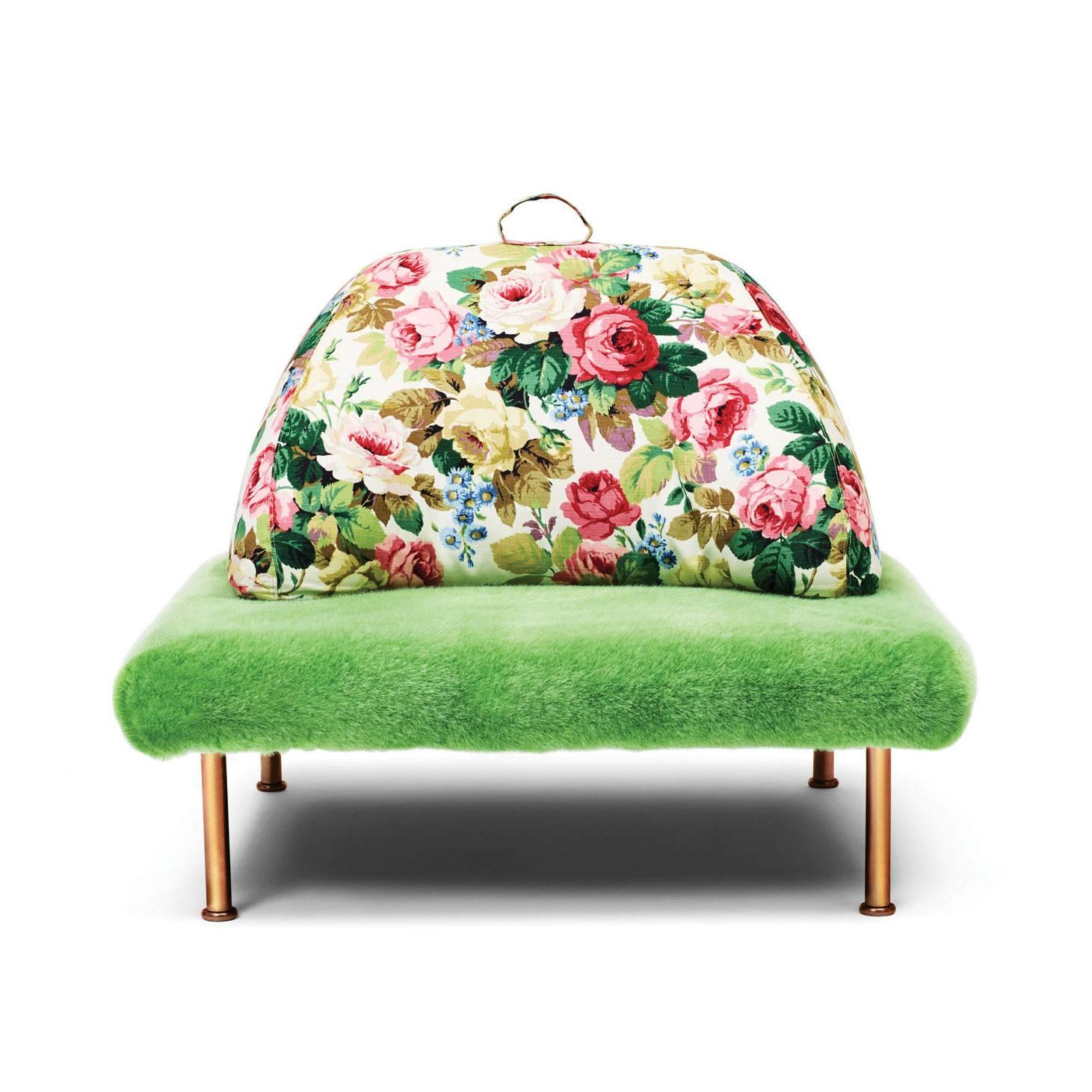 A square meter of English-style lawn transformed into a pop armchair. The seat is covered with soft green cloth that recalls the lawn of the most famous tennis court in the world; on the seat is a sinuous and ergonomic backrest covered with a
