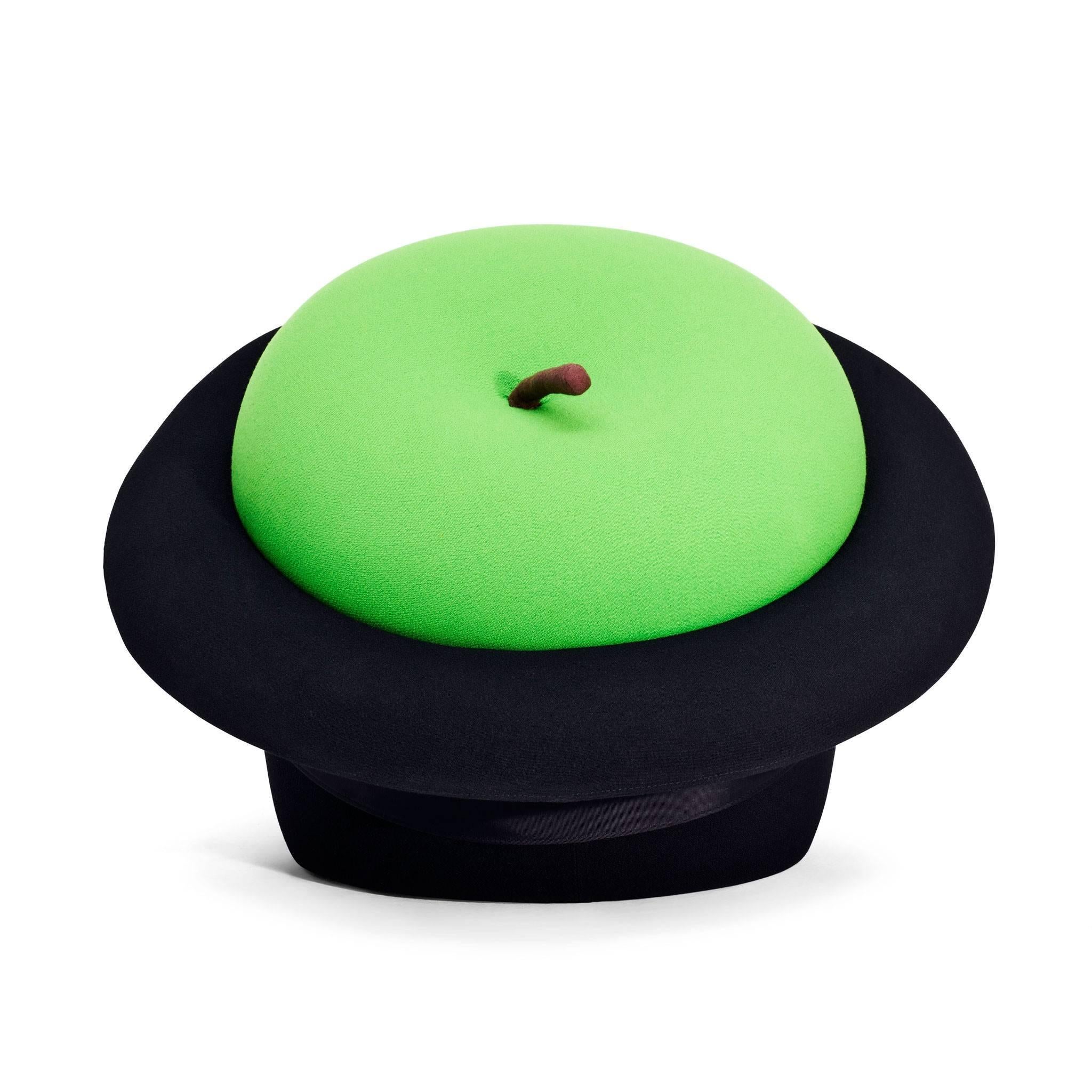 The green apple and the black bowler hat, recurrent figurative elements in the works of René Magritte, are assembled by the visionary imagination of Sebastián Matta. The ABS hat works as the structure while the apple, made of soft polyurethane foam