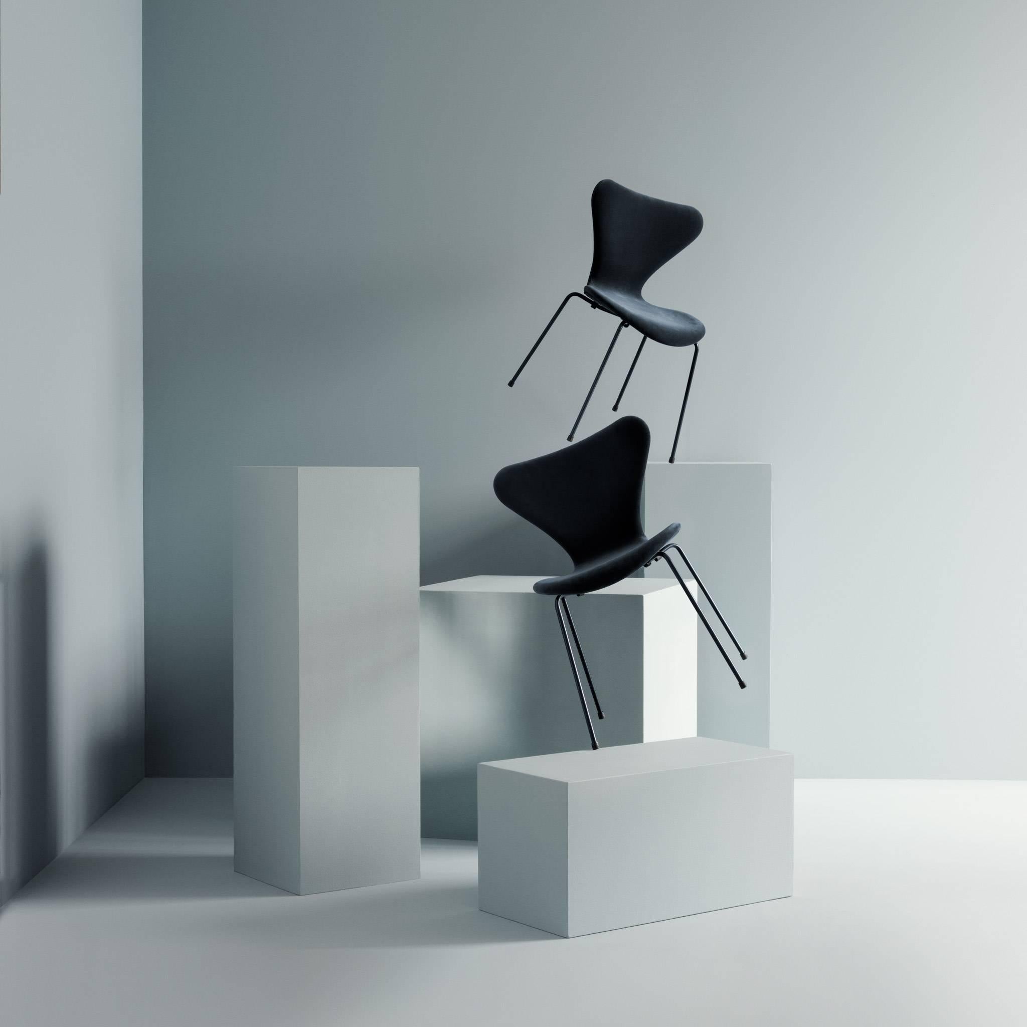 Mid-Century Modern Fritz Hansen, Lala Berlin, Arne Jacobsen Series 7 Chair Caspian, 'Blue' Velvet For Sale