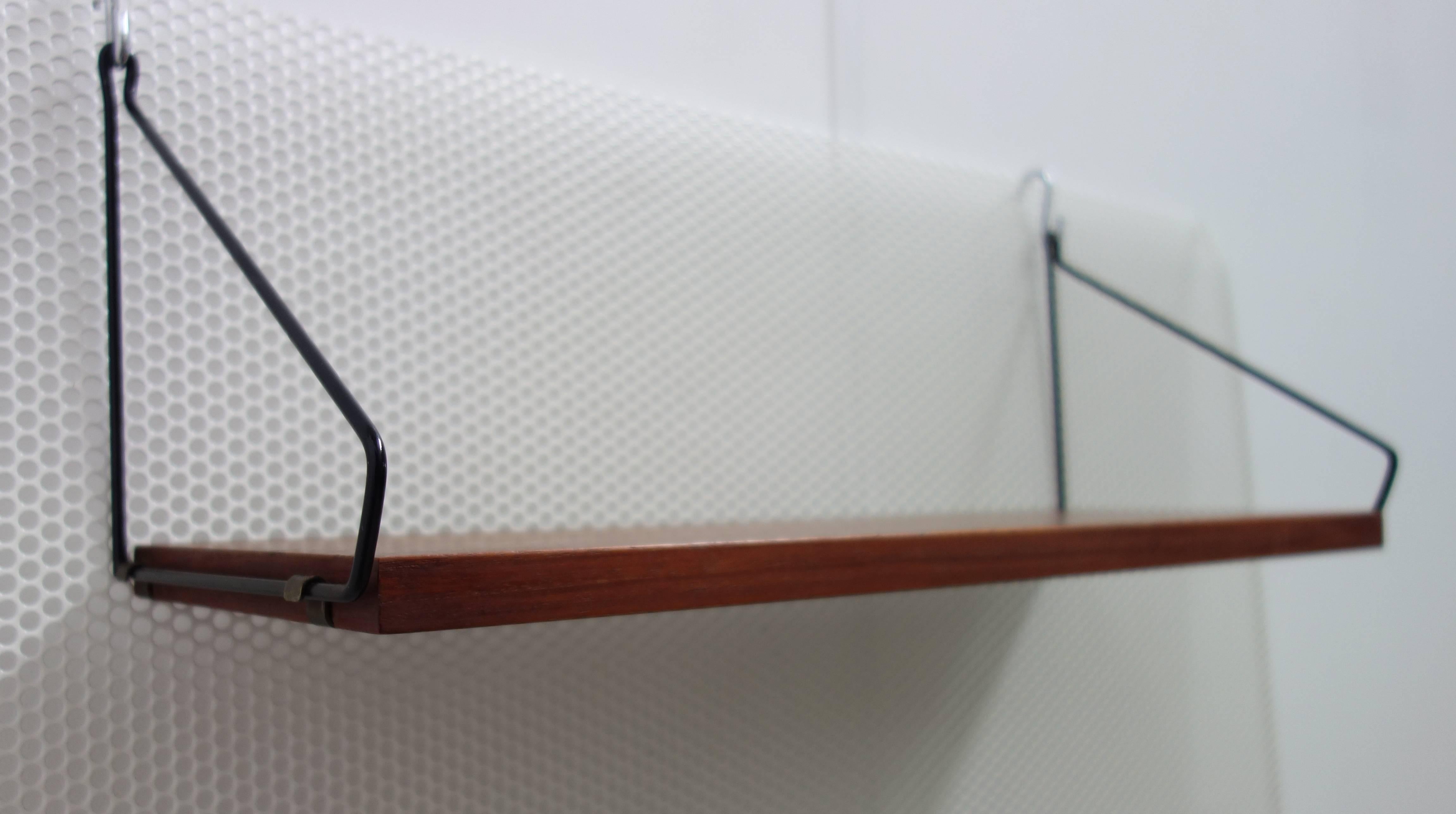 Mono wall shelving system by Nisse Strinning for String Design AB Sweden
Made to fit anywhere
Nisse Strinning designed this famous shelf system in 1949, and it was produced by his own manufacturing company, String Design AB in Sweden. In good