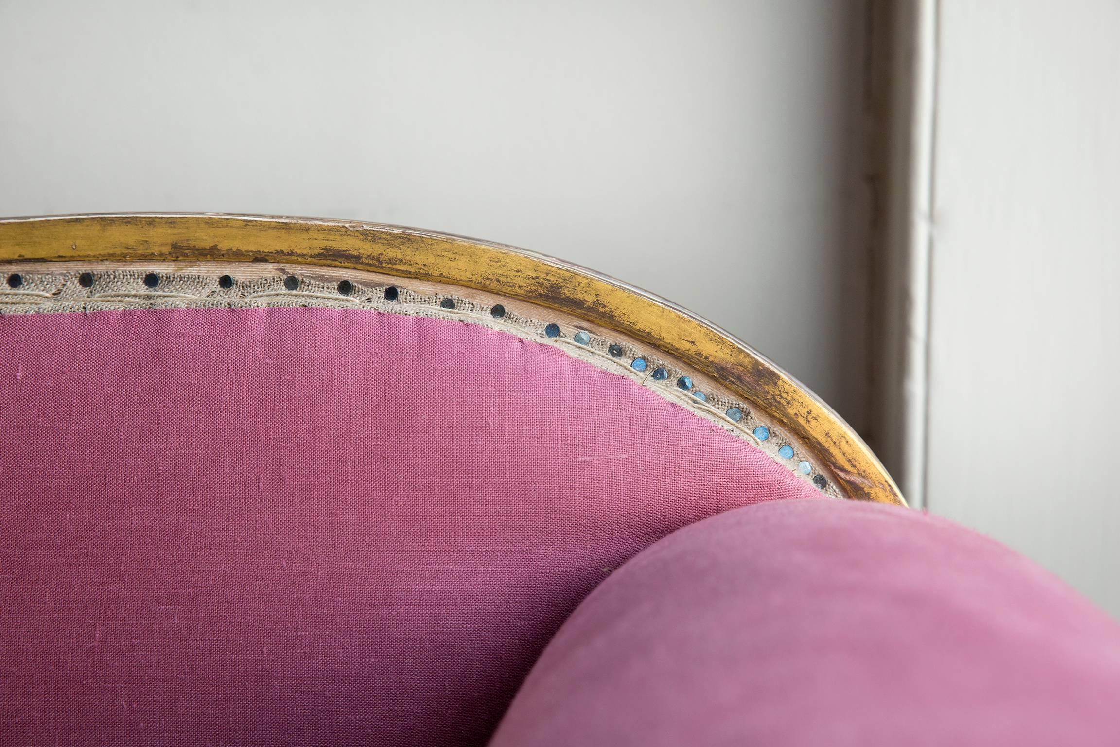 Regency Carved and Giltwood Daybed in Pink Linen In Excellent Condition In London, GB