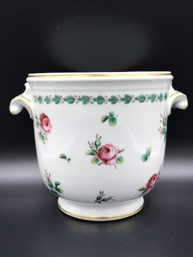 Pretty Plant Pot Porcelain Cachepot Richard Ginori Manufactory

Summon decorative roses and harmonious textures. Ornamental gold collection celebrates the value of art, the sense of continuity with tradition and modernity. The shape is old Ginori,