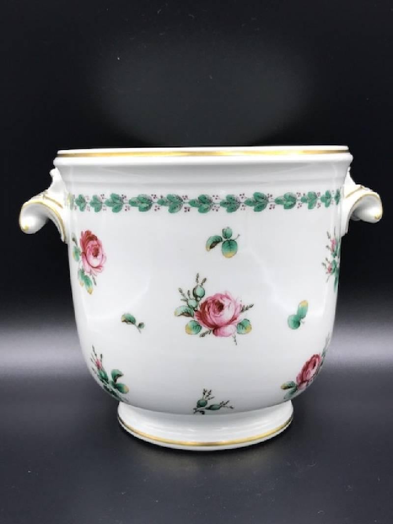 Pretty plant pot by Richard Ginori
Hand-painted
in Romantic style
Made in Italy.