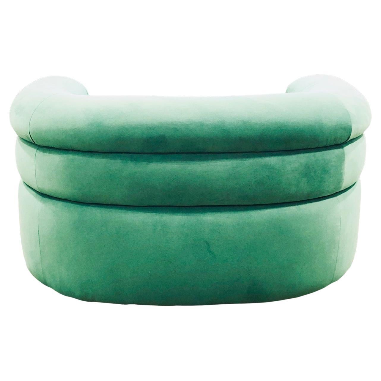 Fauteuil pivotant de Martyn Lawrence Bullard, recouvert d'ultra suade vert durable. Très confortable et parfait pour s'y lover.