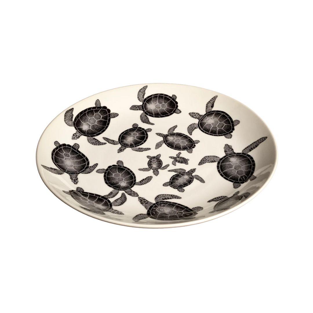 Questo piatto in ceramica fatto a mano dall'artista britannico Tom Rooth presenta un'impressionante illustrazione in bianco e nero di un pesce palla, dettagliata nel suo caratteristico stile di storia naturale. Realizzato in piccoli lotti nel Regno