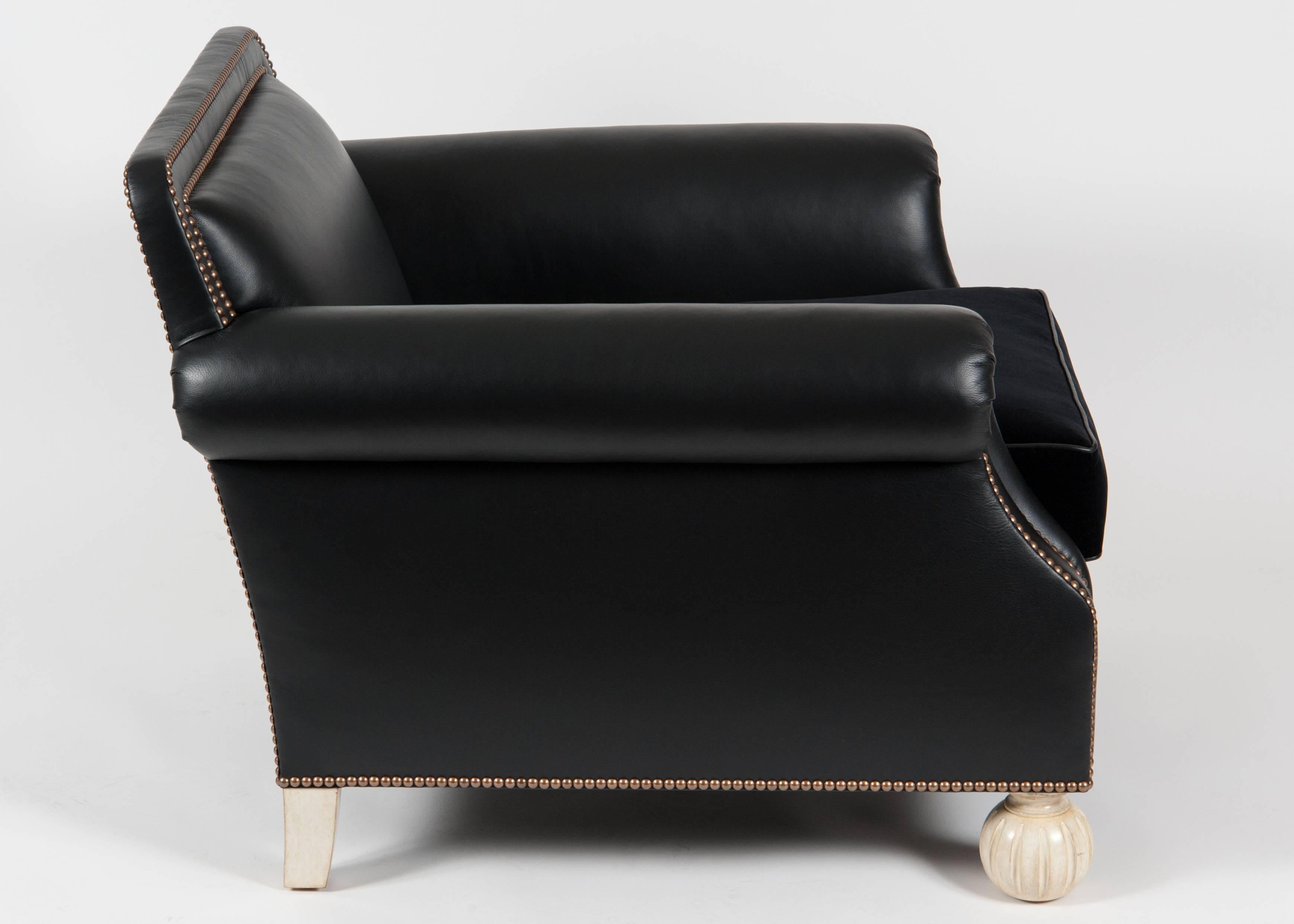 Le fauteuil club Lawrence personnalisé de Martyn Lawrence Bullard.
Cette chaise a une forme élégante qui mêle à la fois l'élégance de la Régence et le style néo-classique du début du XXe siècle. Ses pieds segmentés peints en orange constituent un