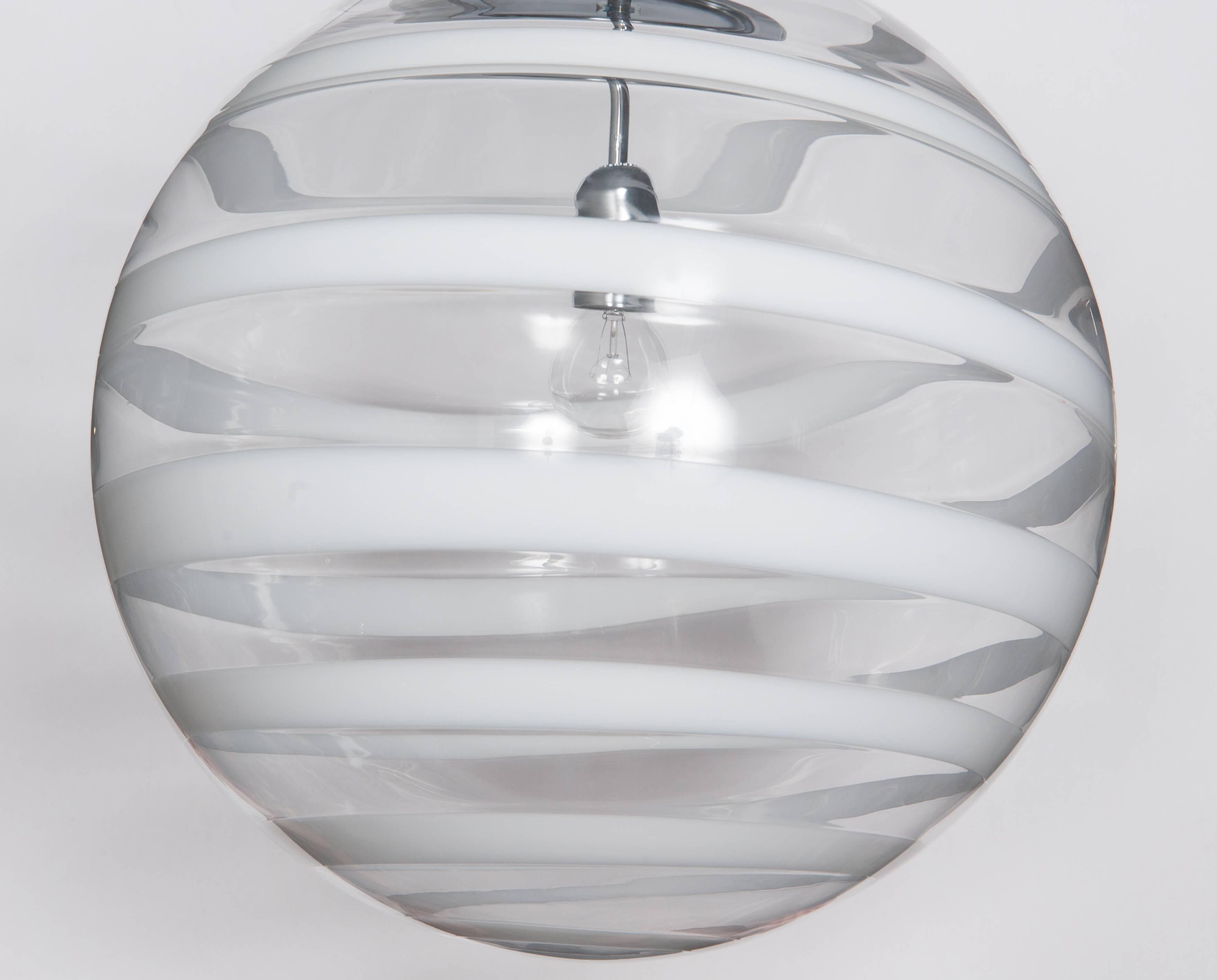 Lampes à suspension globe en verre de Murano avec motif de tourbillon noir Excellent état - En vente à West Hollywood, CA