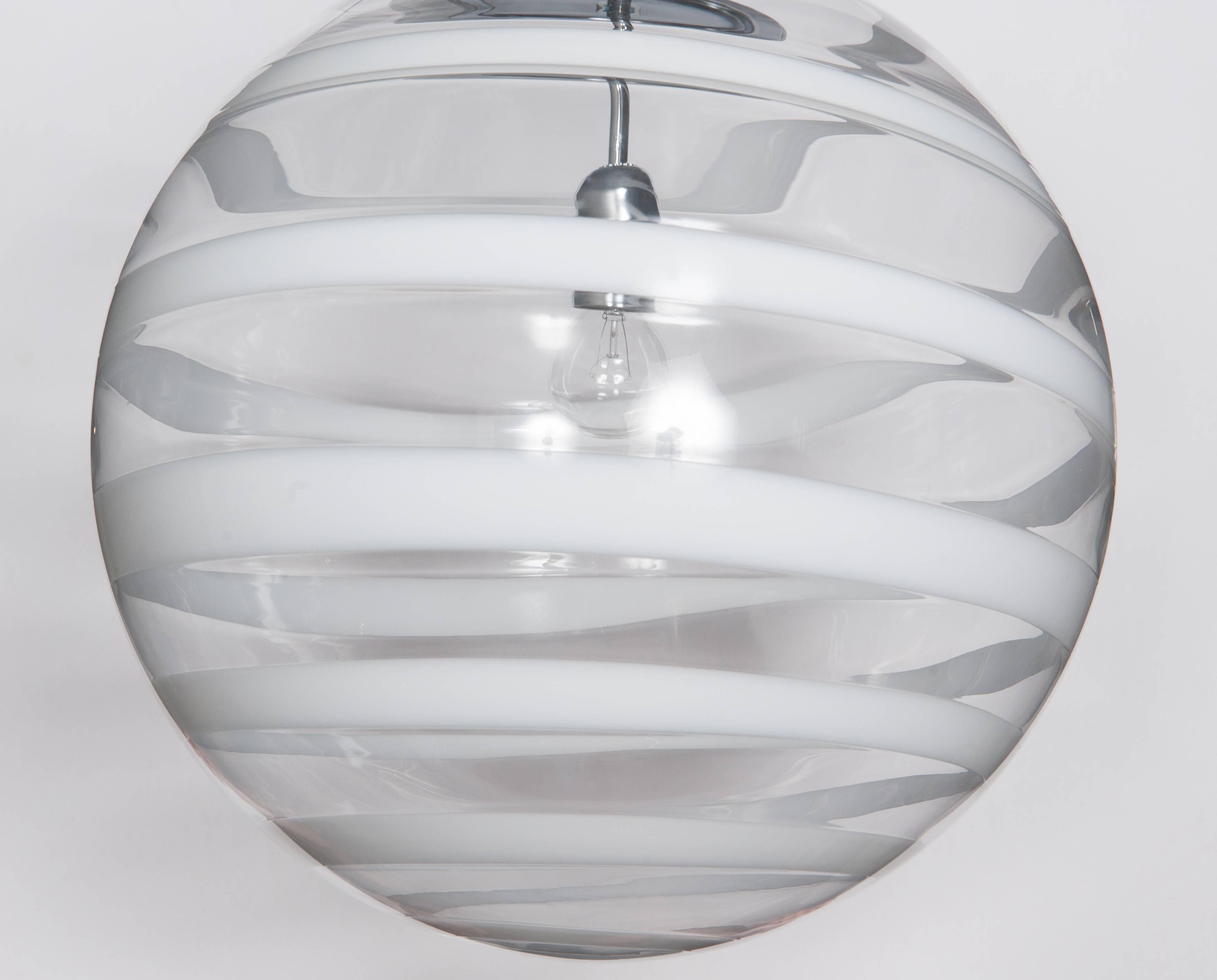 Ciondoli a forma di globo in vetro di Murano con accento nero a spirale In condizioni ottime in vendita a West Hollywood, CA