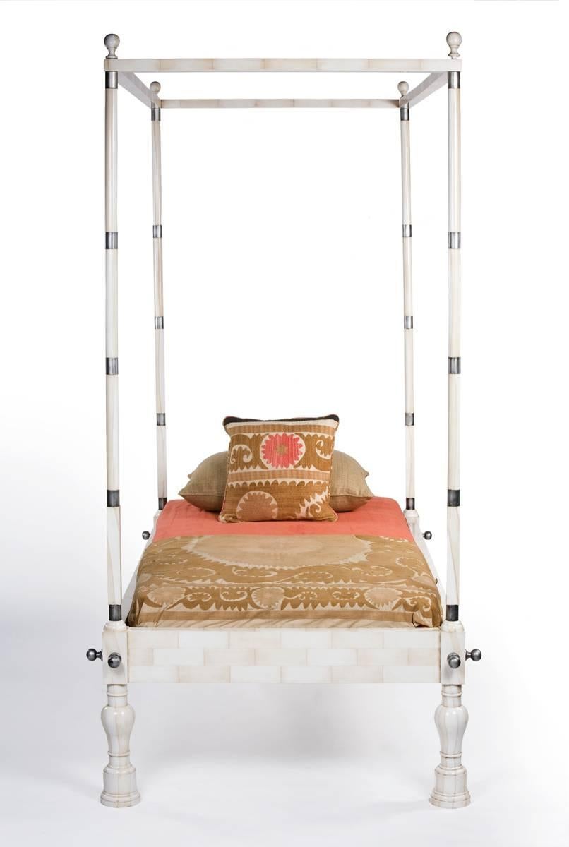 Das maßgefertigte Johdpur-Bett von Martyn Lawrence Bullard.
Das Original dieses Bettes war eines von zwei aus Elfenbein geschnitzten und mit Silber akzentuierten Exemplaren, die zur berühmten Rothschild-Sammlung gehörten. 
