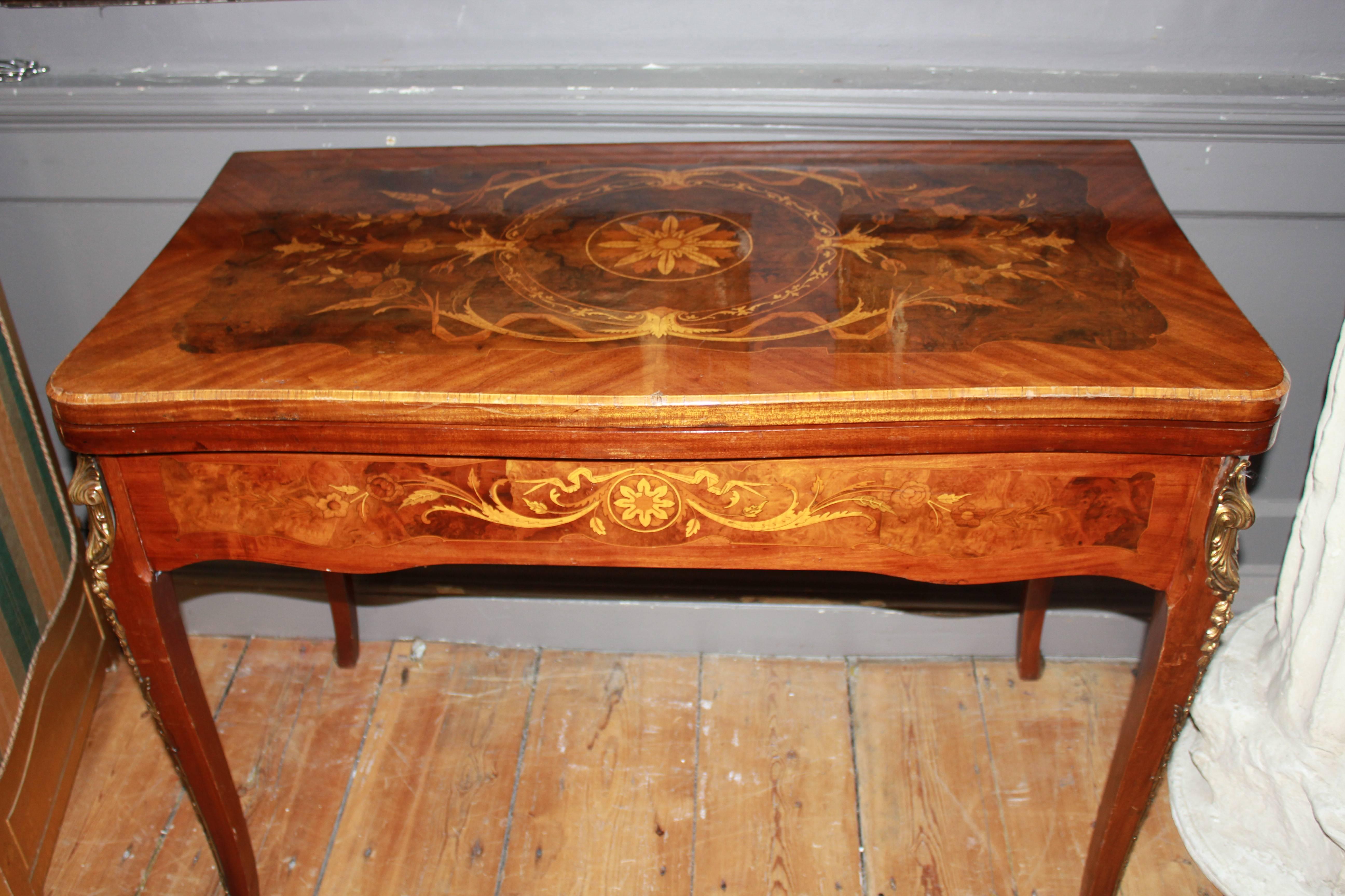 Louis XV style walnut card table In Good Condition For Sale In Tetsworth, GB