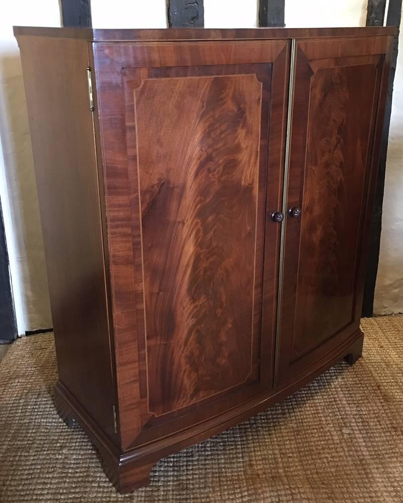 Edwardian Flame Mahogany and Inlaid Bow Front Cabinet, circa 1900 In Excellent Condition In Tetsworth, GB