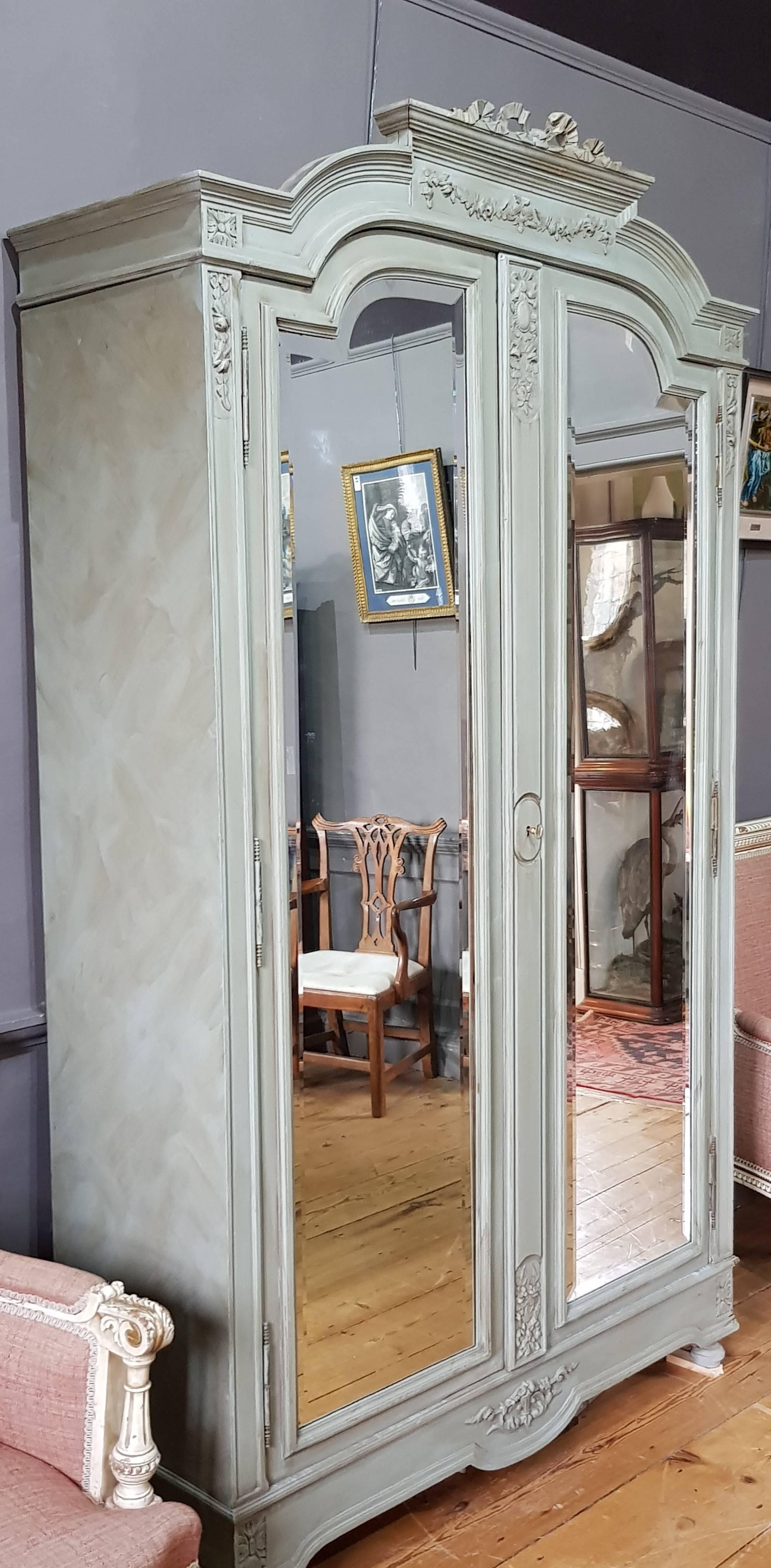 A good quality 19th century painted and distressed mirrored door armoire.
Will completely flat pack for transport.