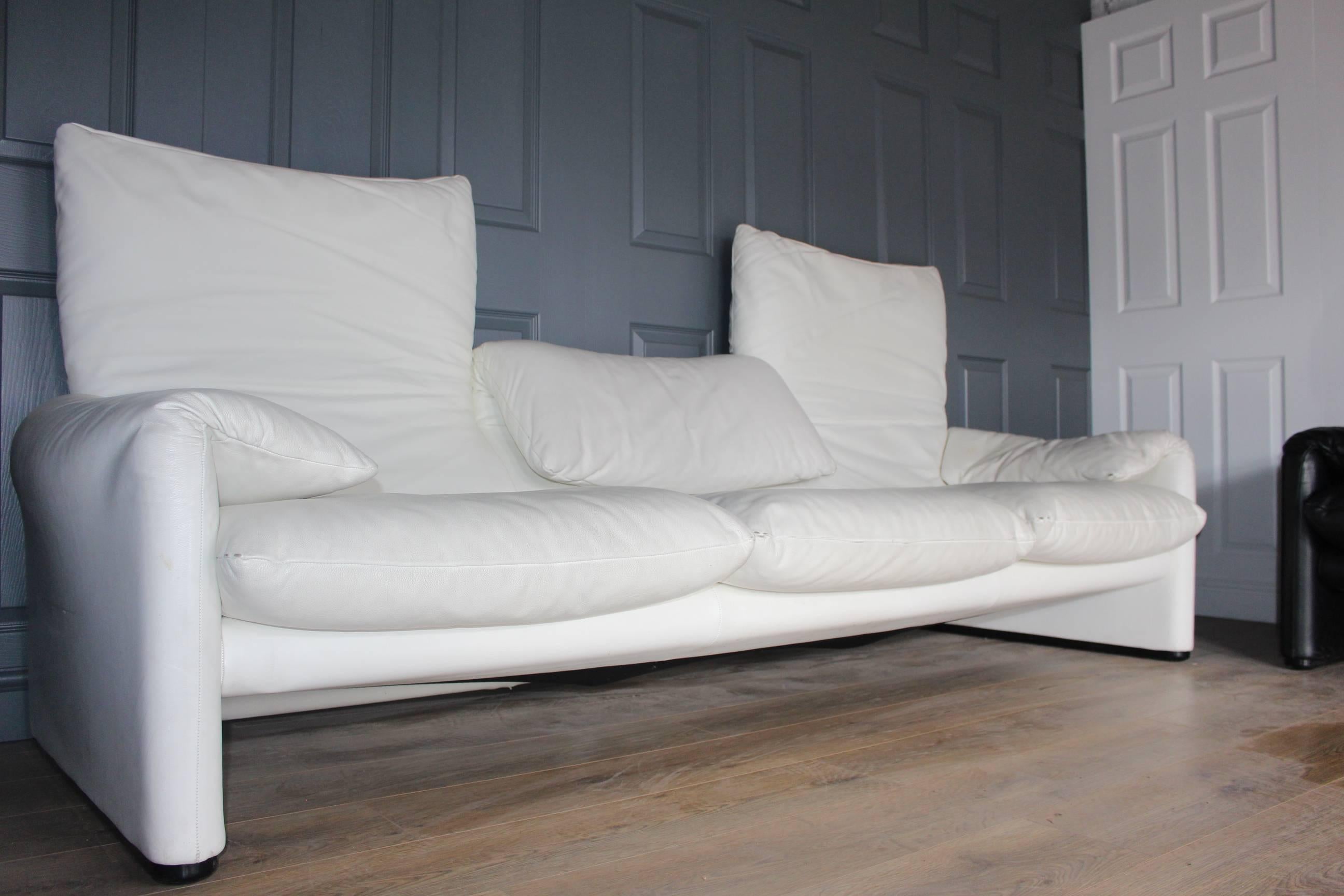 Designer Cassina Maralunga by Vico Magistretti White Leather Sofa In Excellent Condition In London, GB