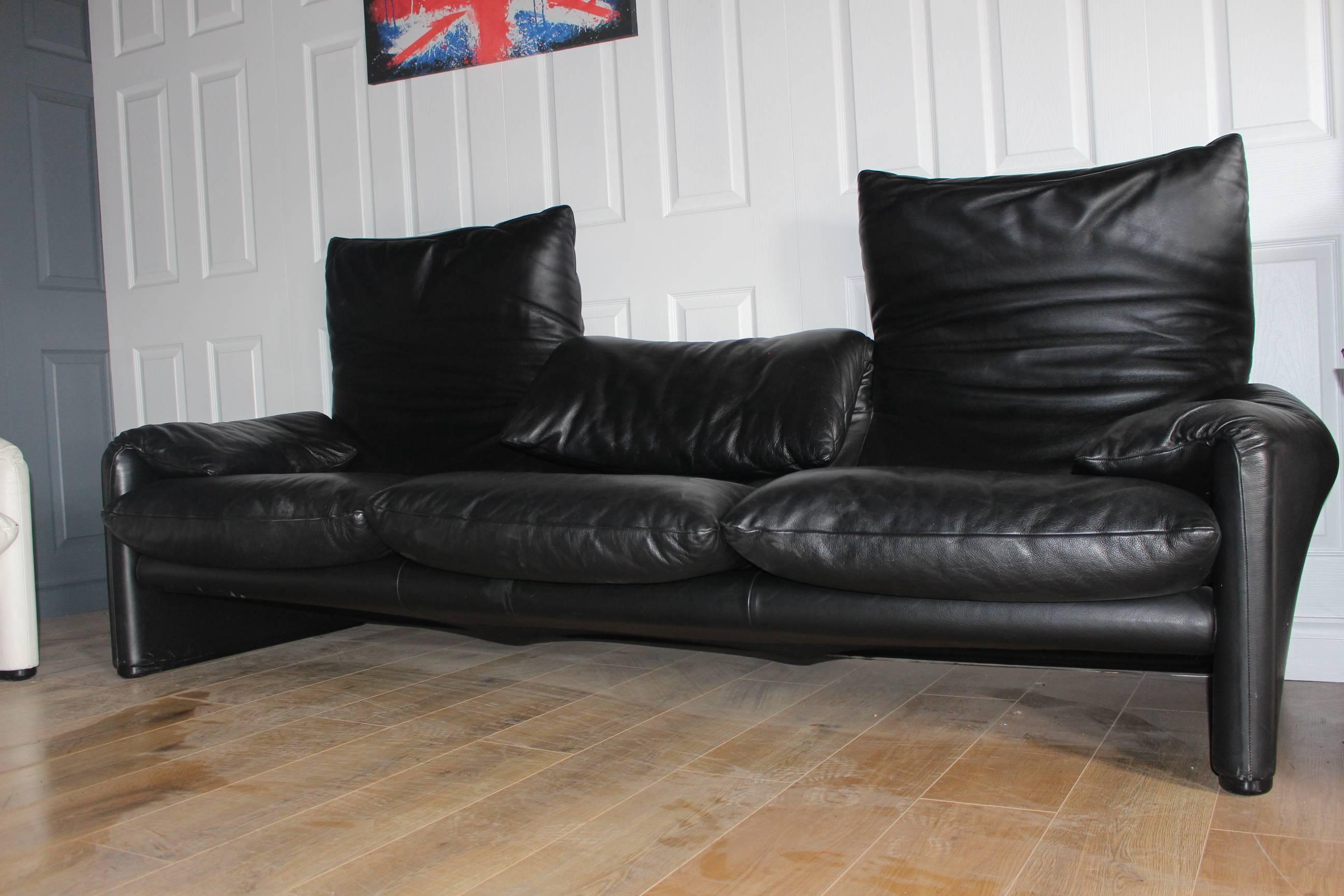 Designer Cassina Maralunga by Vico Magistretti Black Leather Sofa In Excellent Condition In London, GB