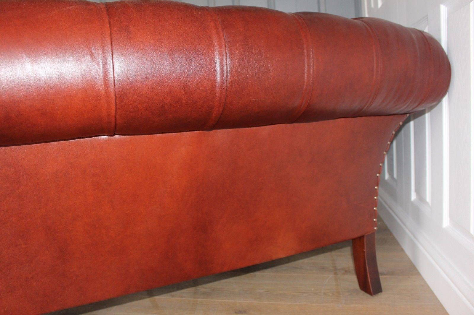 Genuine Designer George Smith Chesterfield Leather Sofa In Excellent Condition For Sale In London, GB