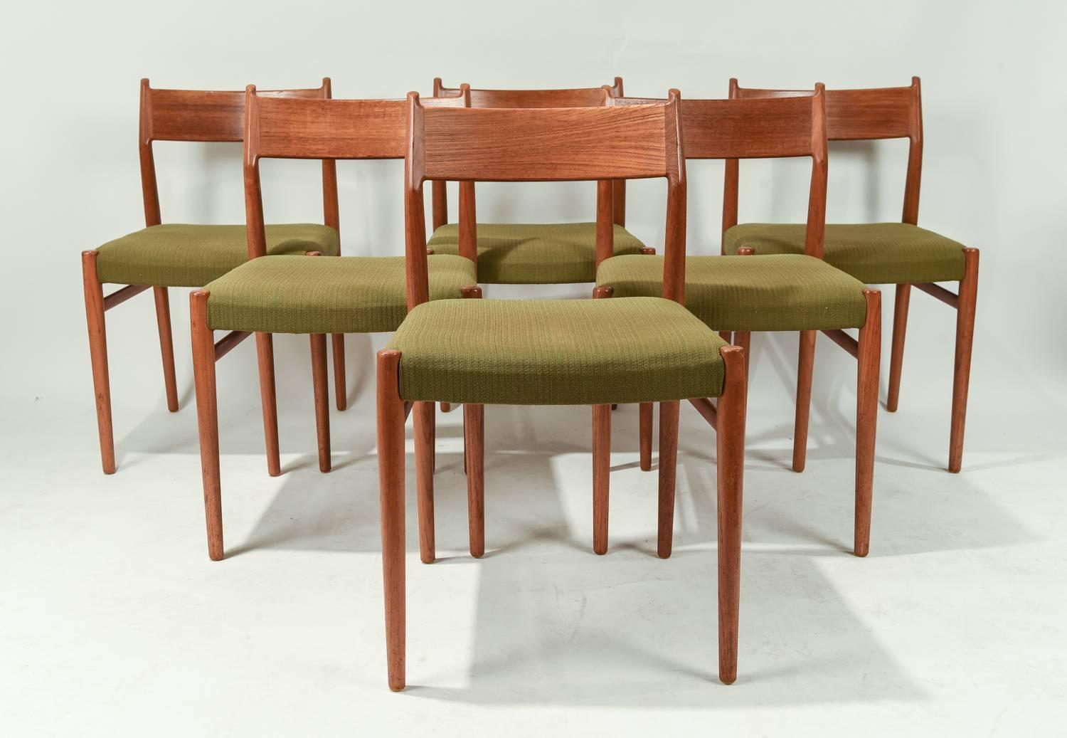 A set of six teak dining chairs designed by Arne Vodder for Sibast Mobler, model 418. Great proportions and look.