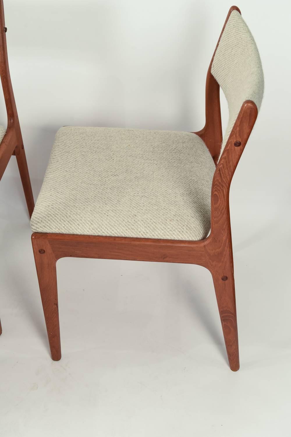 Set of Eight Johannes Andersen for Uldum Mobelfabrik Danish Teak Dining Chairs 1