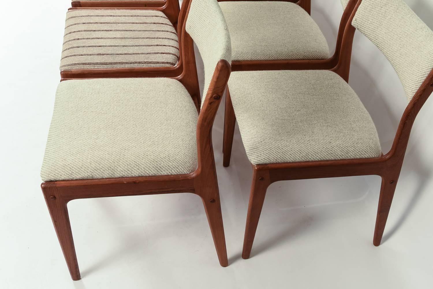Set of Eight Johannes Andersen for Uldum Mobelfabrik Danish Teak Dining Chairs In Excellent Condition In Norwalk, CT