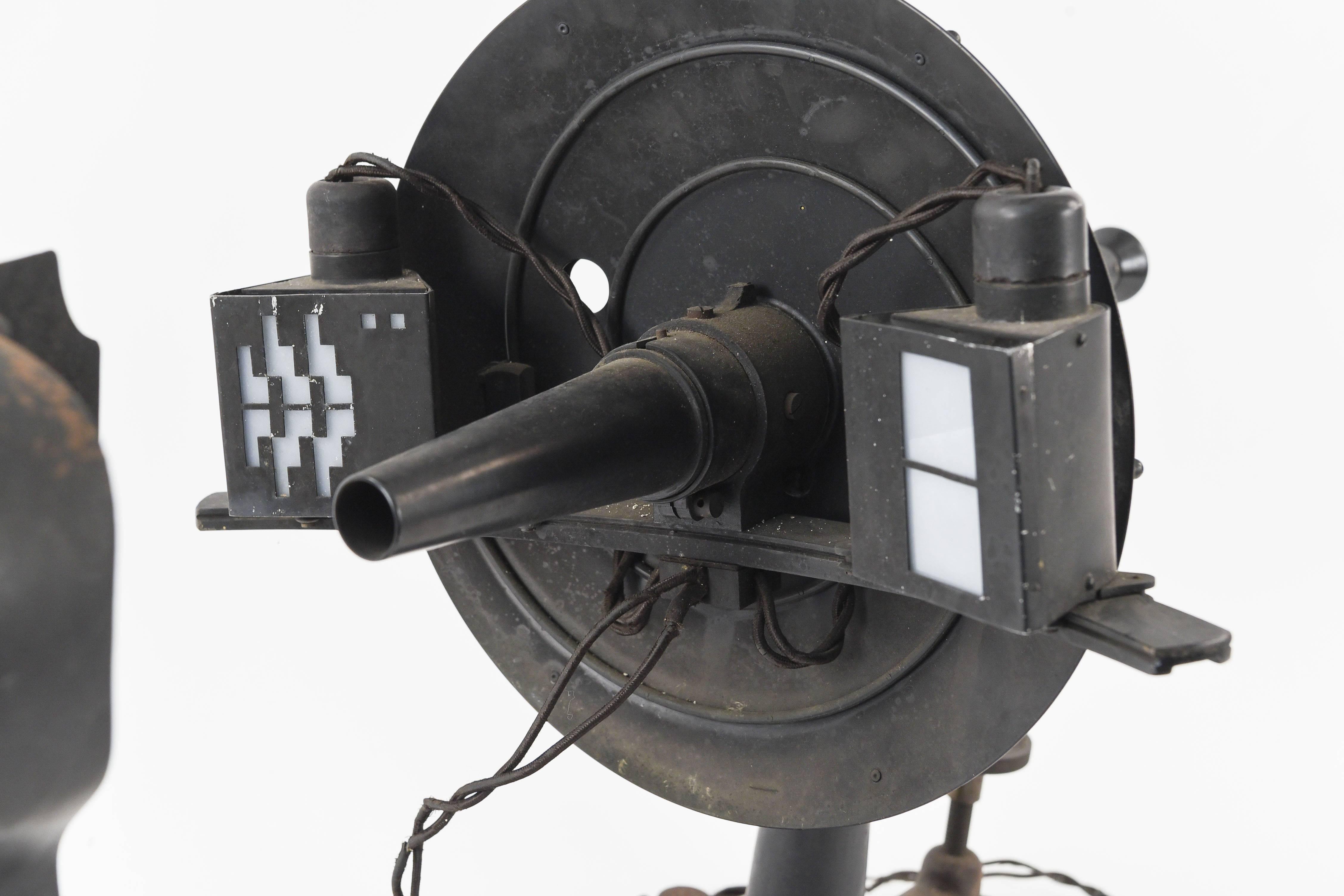 Dieses antike Universal-Ophthalmometer-Augenuntersuchungsgerät der General Optical Company ist mit dem Stempel 