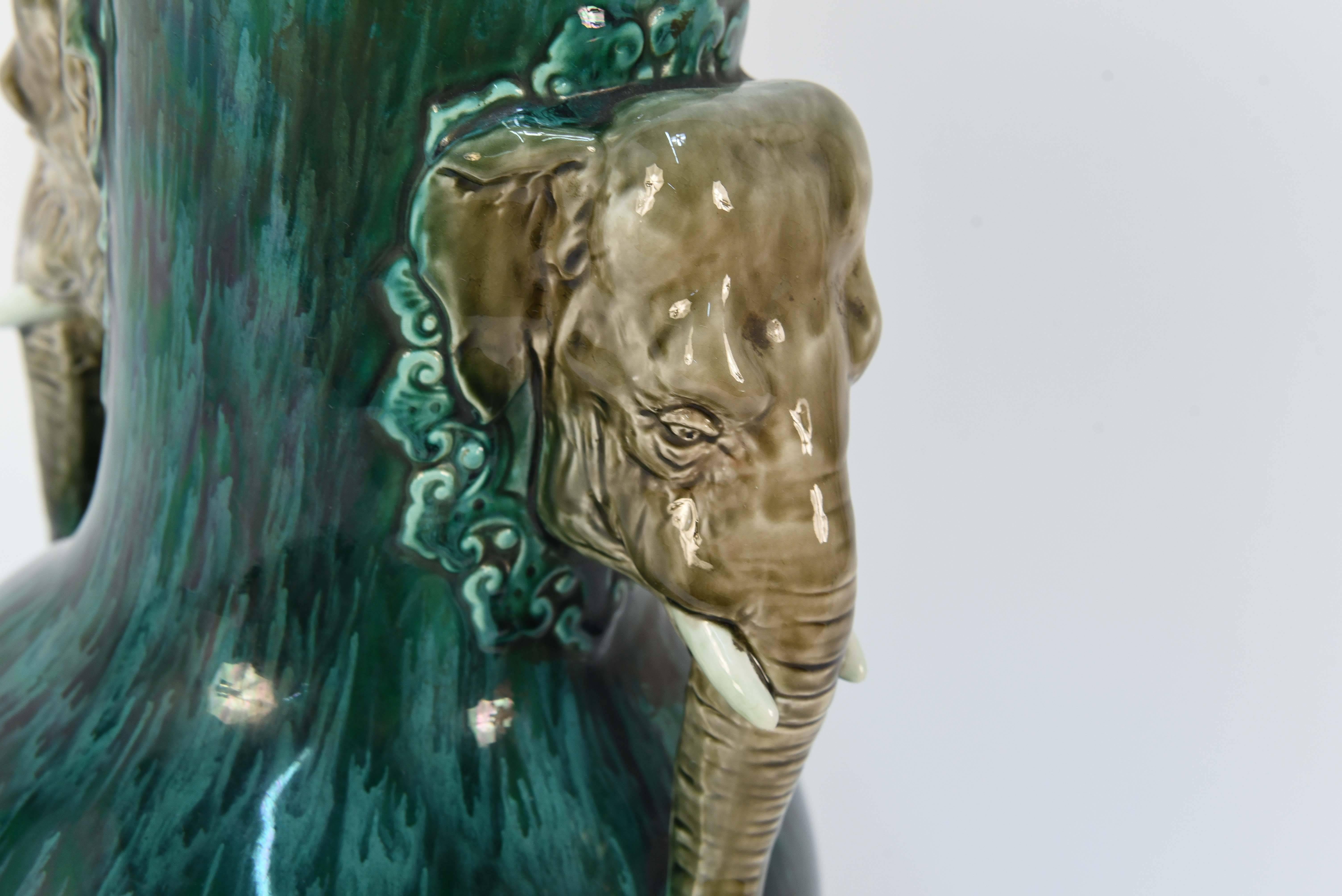 Vaso con manico di elefante in ceramica maiolica in vendita 1