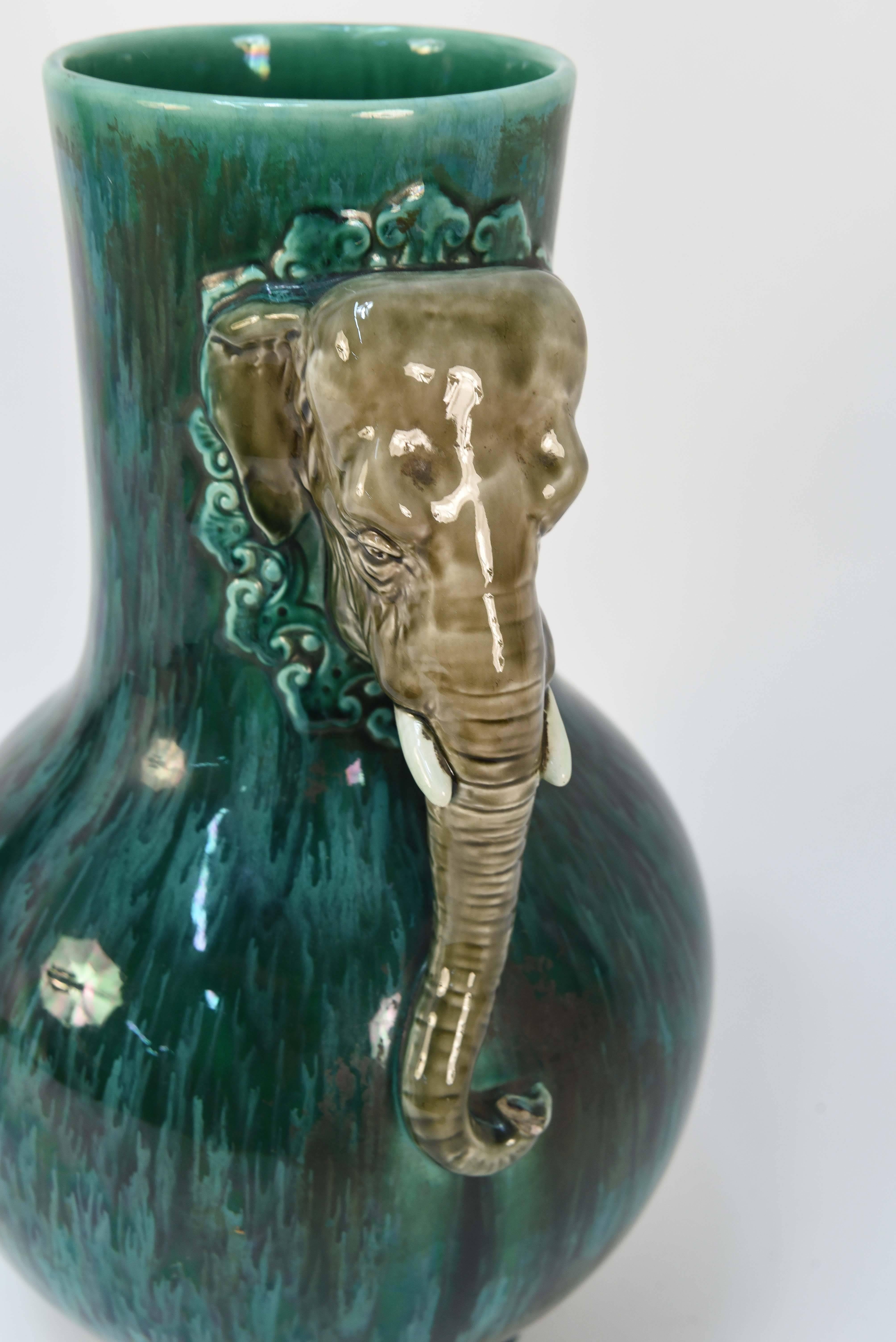 Ceramica Vaso con manico di elefante in ceramica maiolica in vendita