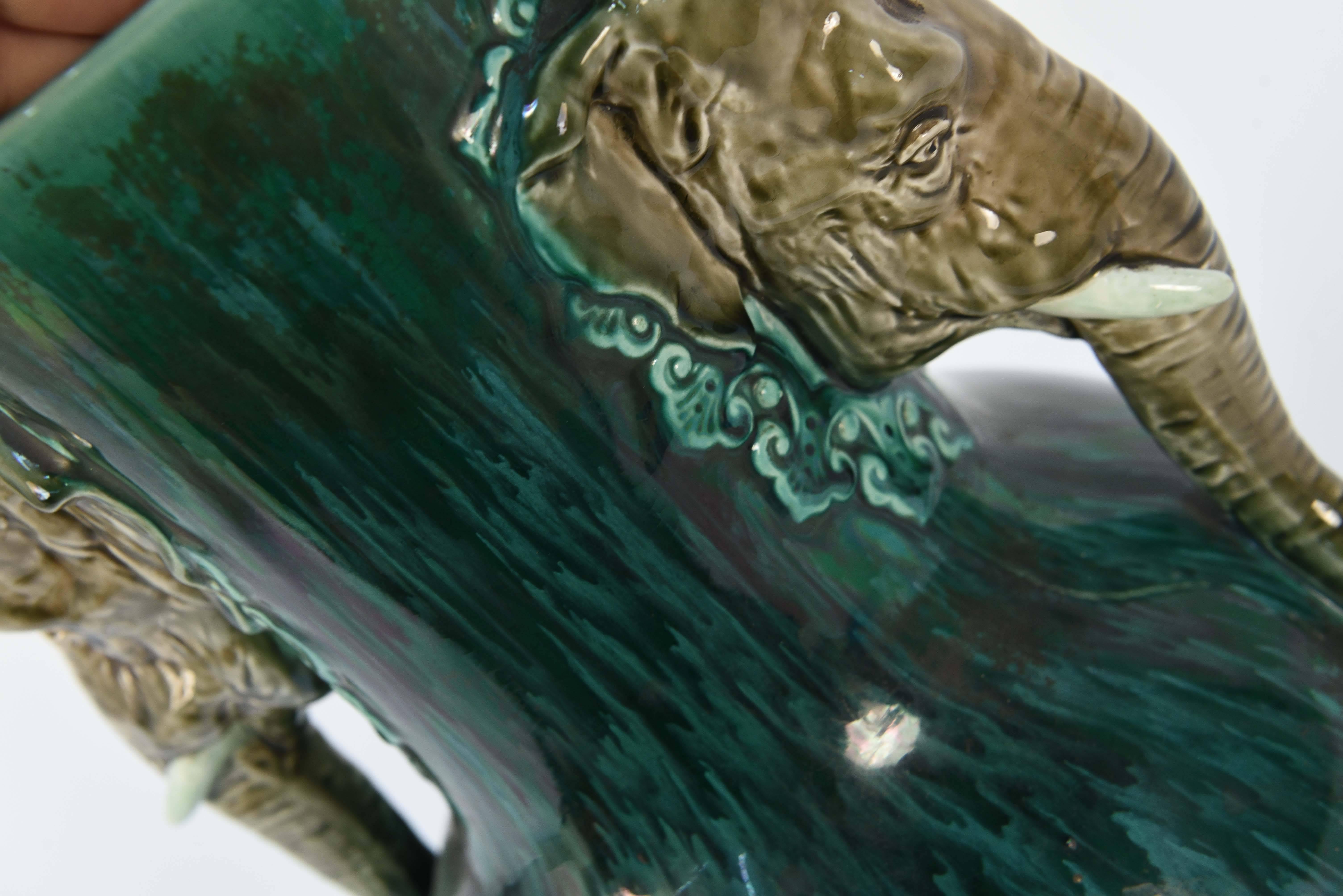 Vaso con manico di elefante in ceramica maiolica in vendita 4