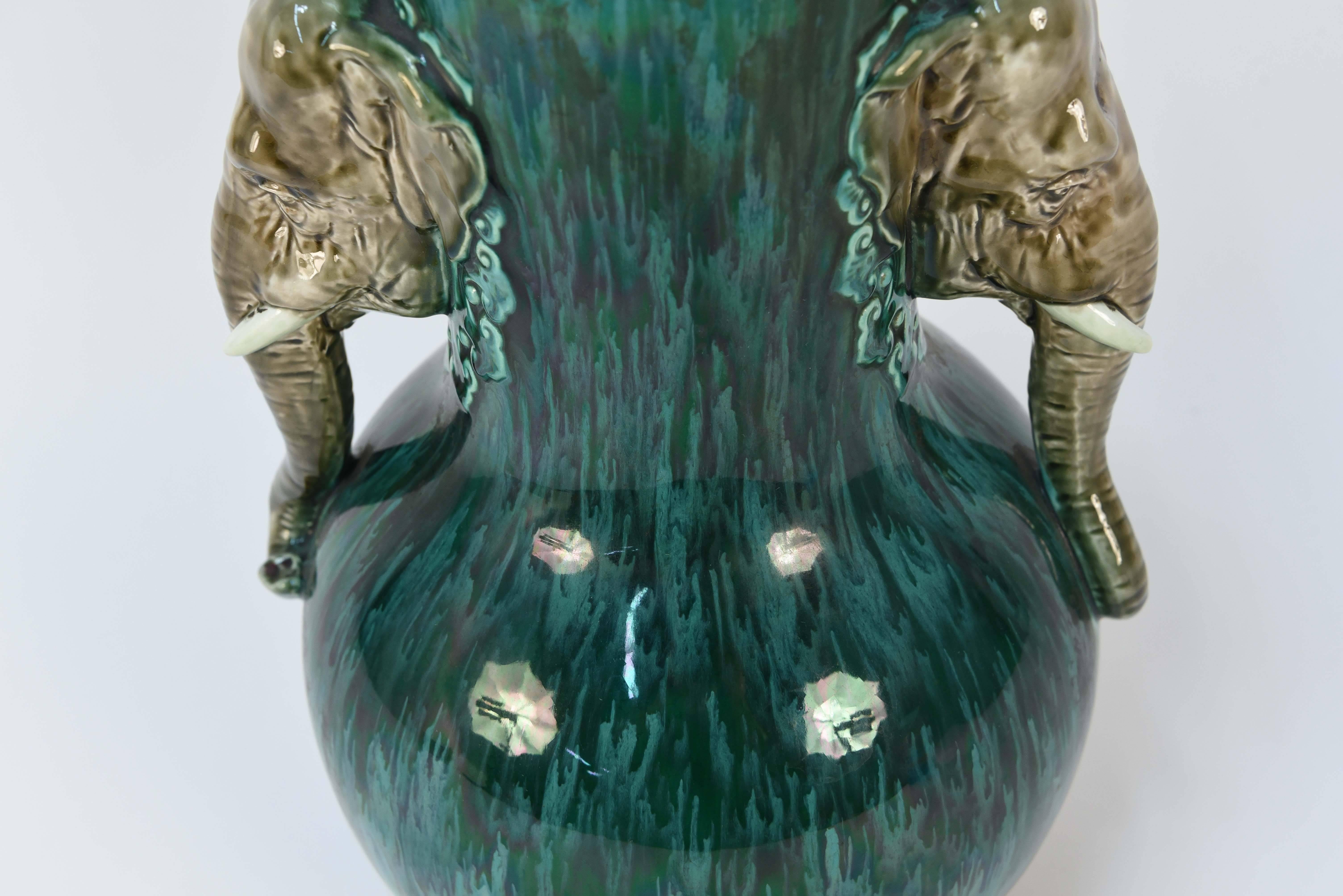 Vaso con manico di elefante in ceramica maiolica In condizioni buone in vendita a Norwalk, CT