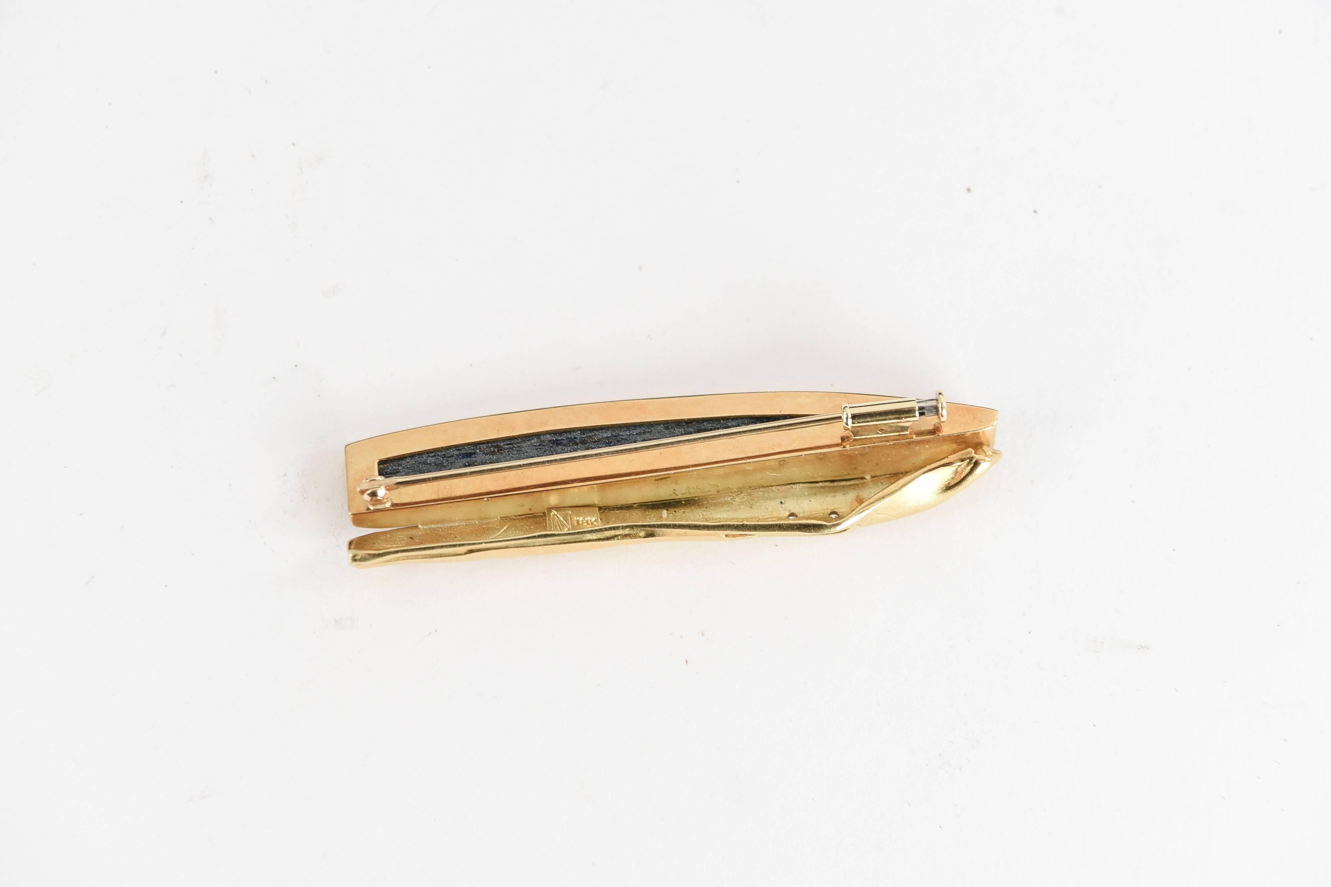 Diese Anstecknadel ist eine einfache, aber abstrakte Form mit großem visuellen Reiz. Der vorgestellte Druzystein hat ein mehrfarbiges Aussehen, das dem Auge viel Freude bereitet. Außerdem sind winzige Diamanten enthalten, die wie Sterne über einem
