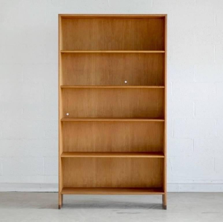 Tall bookcase in oak model #8 by Hans Wegner for Ry Mobler. The bookcase is a single standing unit that can be combined with several other cabinet and shelving combinations that Ry Mobler offered in the 1960s to form a bigger wall unit. The center