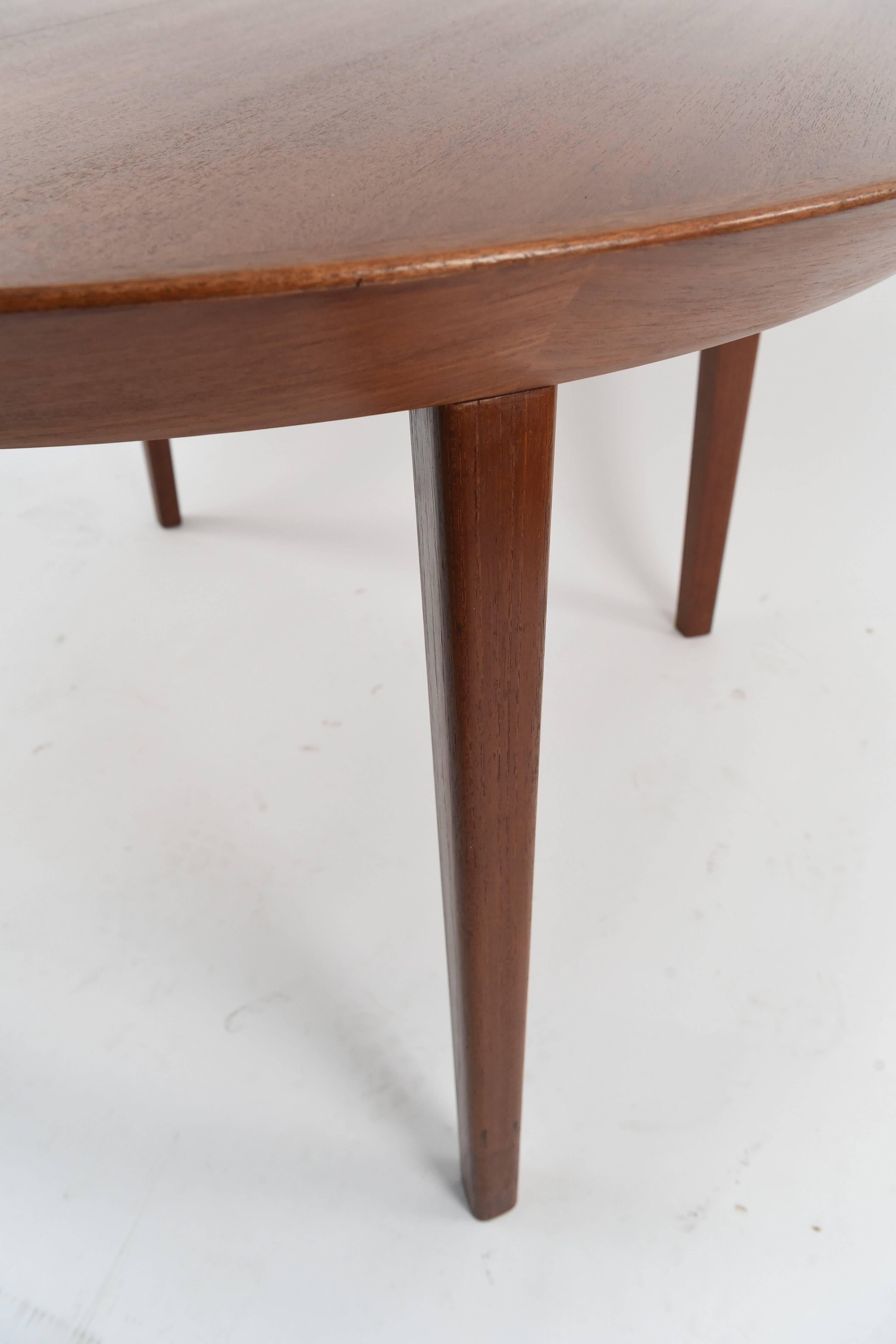 Round Midcentury Dining Table in Teak by Ole Hald for Gudme Møbelfabrik In Excellent Condition In Norwalk, CT