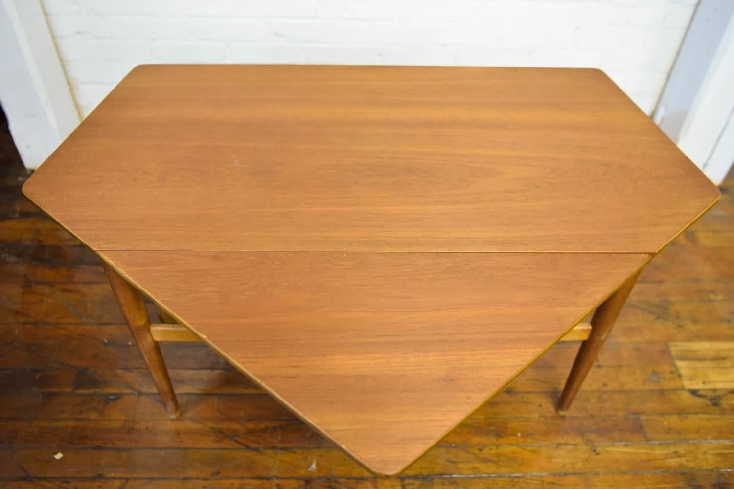 Danish Mid-Century Teak Drop-Leaf Coffee Table with Magazine Rack In Good Condition In Norwalk, CT