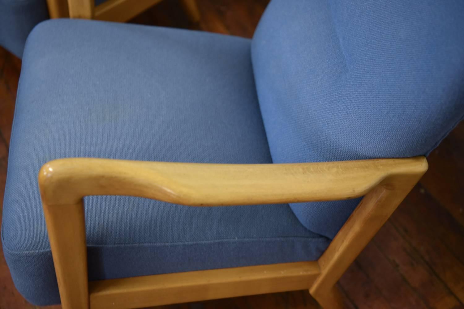 These Classic open-arm lounge chairs designed by Søren Hansen for Fritz Hansen epitomize their penchant for wing back chairs, and feature beautiful blue upholstery, which contrasts pleasantly to the warm beech frame. Designed for comfort and style,