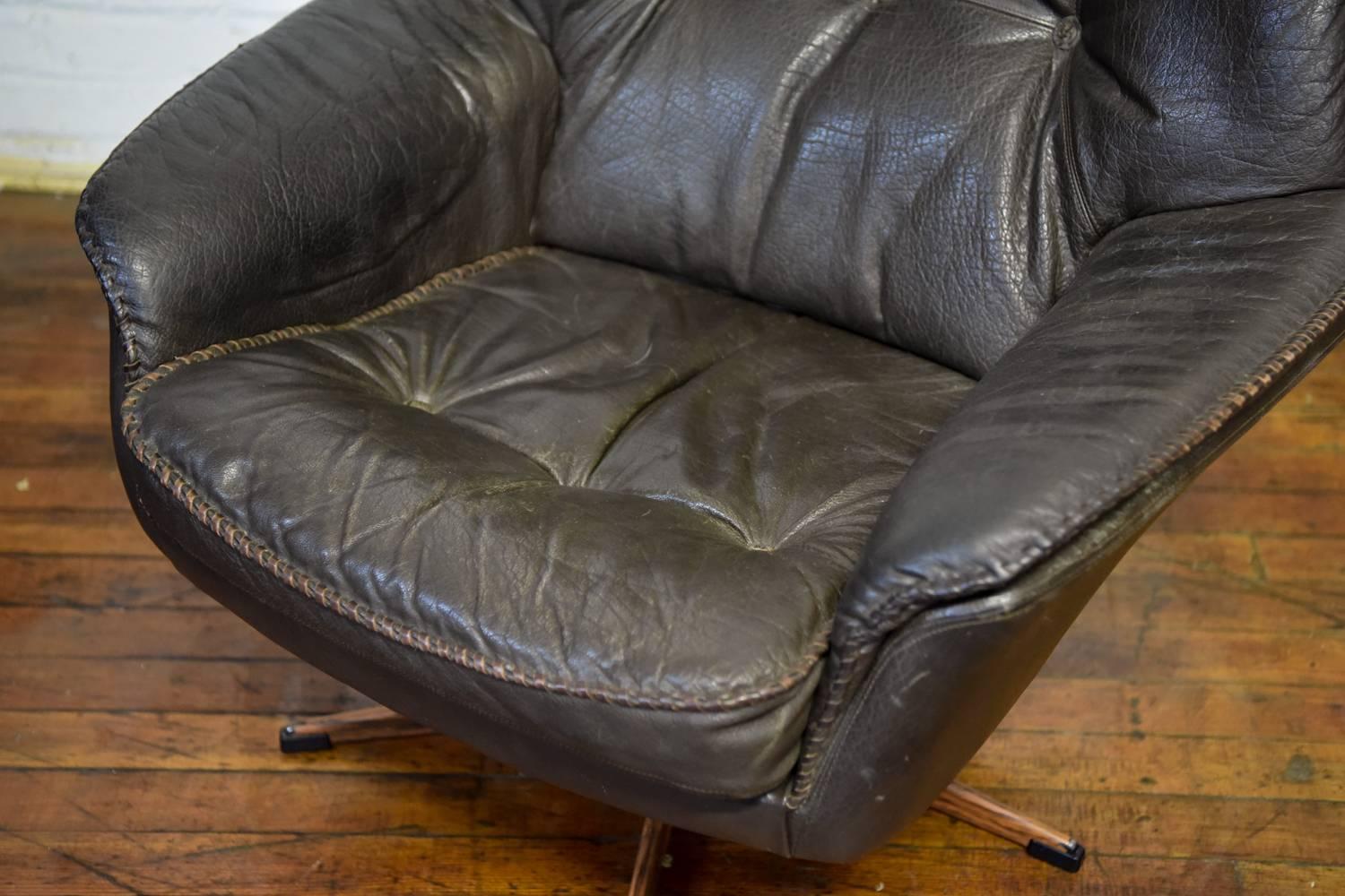 Fantastic leather lounge chair made from hand-stitched top grain leather on a swivel base designed by H. W. Klein for Bramin Mobler in Denmark in the 1960s. This chair is the essence of quality, style and luxury. Sturdy and comfortable. In excellent