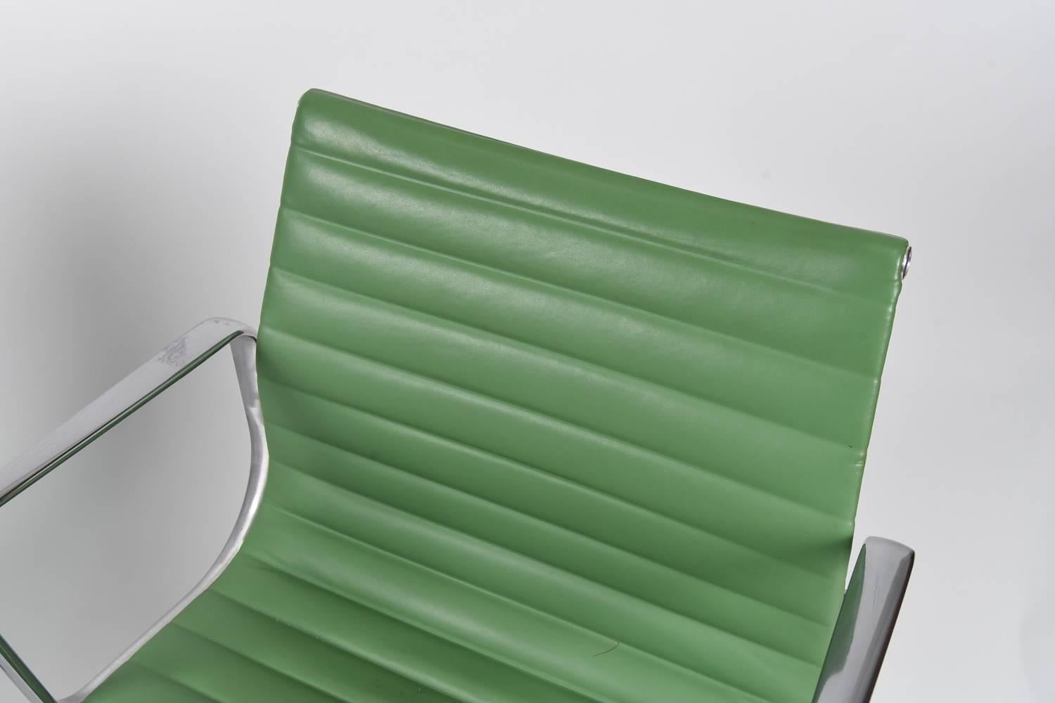 Pair of Eames for Herman Miller Aluminum Group Chairs in Apple Green Leather In Excellent Condition In Norwalk, CT