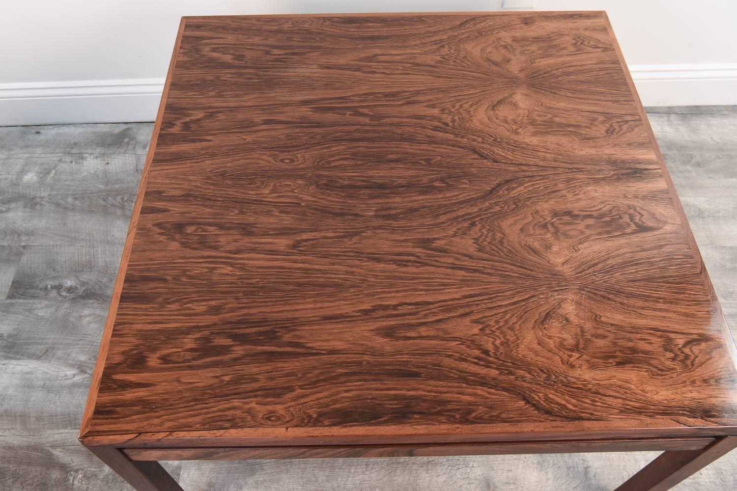 This midcentury Danish coffee table is made of stunning rosewood, with beautiful color and grain. In a Classic form, this table would make a wonderful addition to any room.