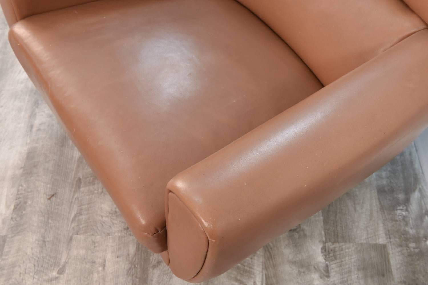 Iconic Tan Colored Leather Lounge Chair by Illum Wikkelsoe In Excellent Condition In Norwalk, CT