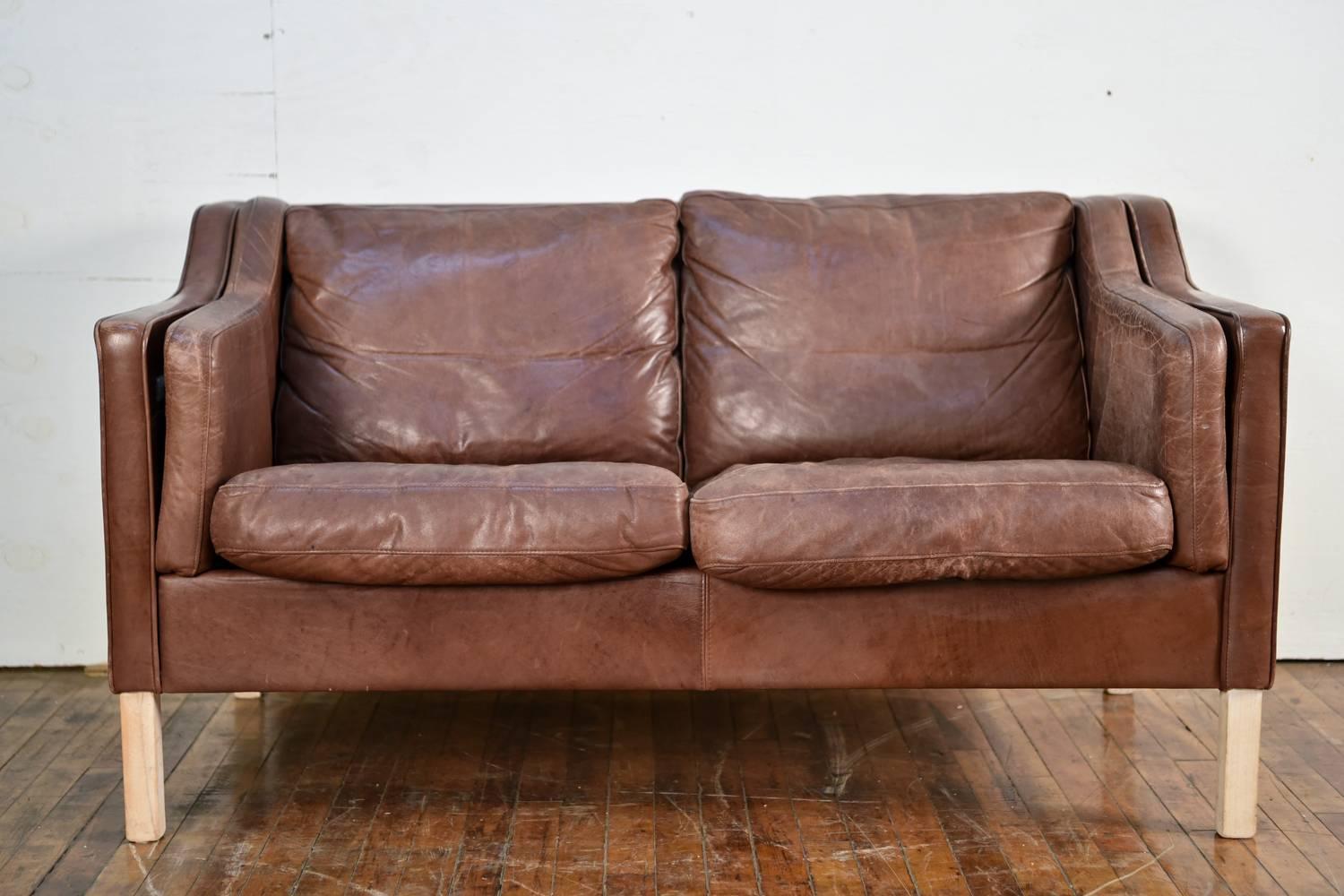 This sofa was designed by Mogens Hansen in the 1980s in the manner of Borge Mogensen.