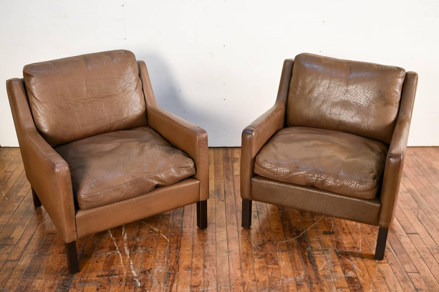 A pair of Danish midcentury easy chairs upholstered in beautiful vintage leather, in the style of Børge Mogensen.