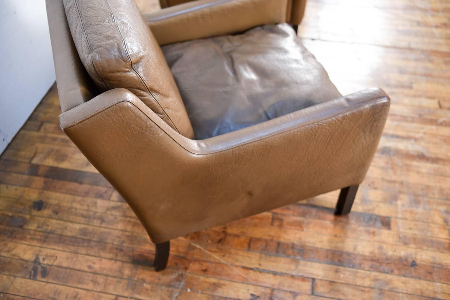 Pair of Børge Mogensen Style Leather Easy Chairs In Good Condition In Norwalk, CT