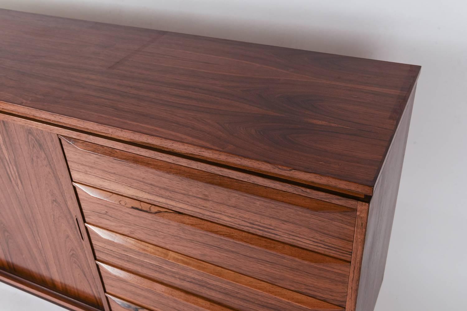 A beautiful piece in a stunning rosewood finish, this sideboard cabinet is ready brighten up any room!