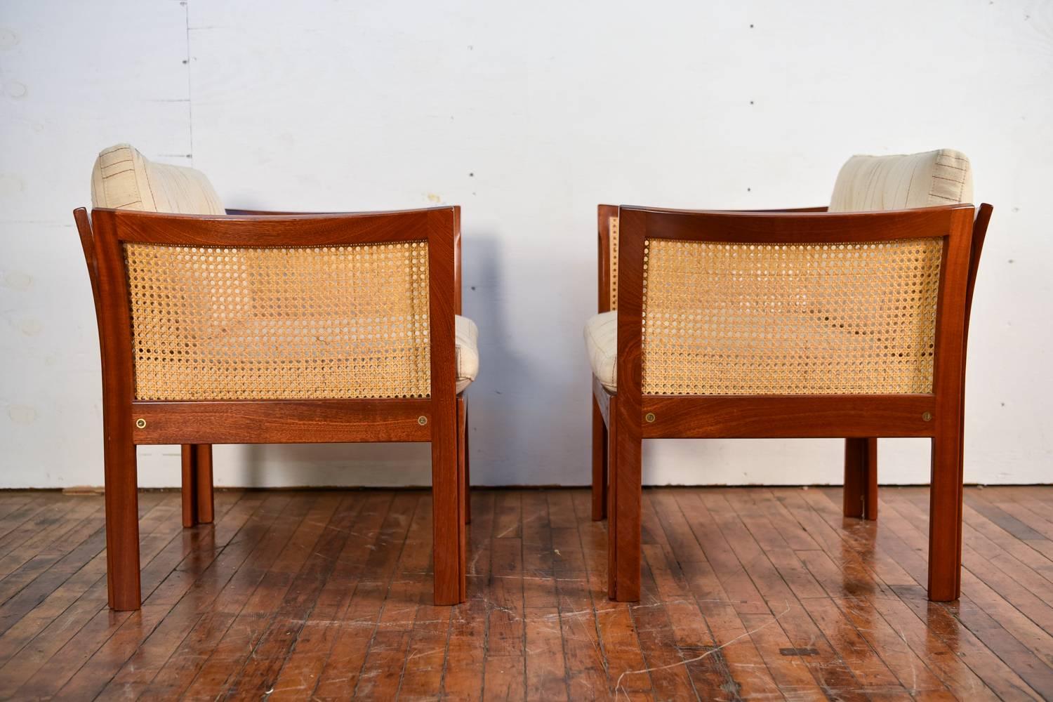 Pair of Plexus Easy Chairs in Mahogany by Illum Wikkelsø for C. F. Christensen In Good Condition In Norwalk, CT