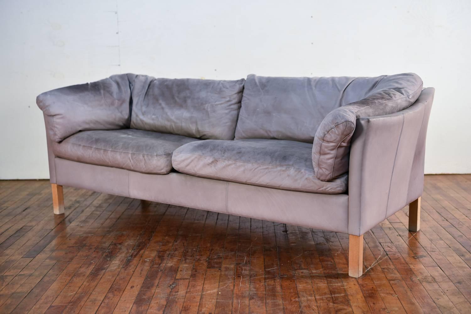 Mogens Hansen Model 35 Gray Leather Sofa In Good Condition In Norwalk, CT