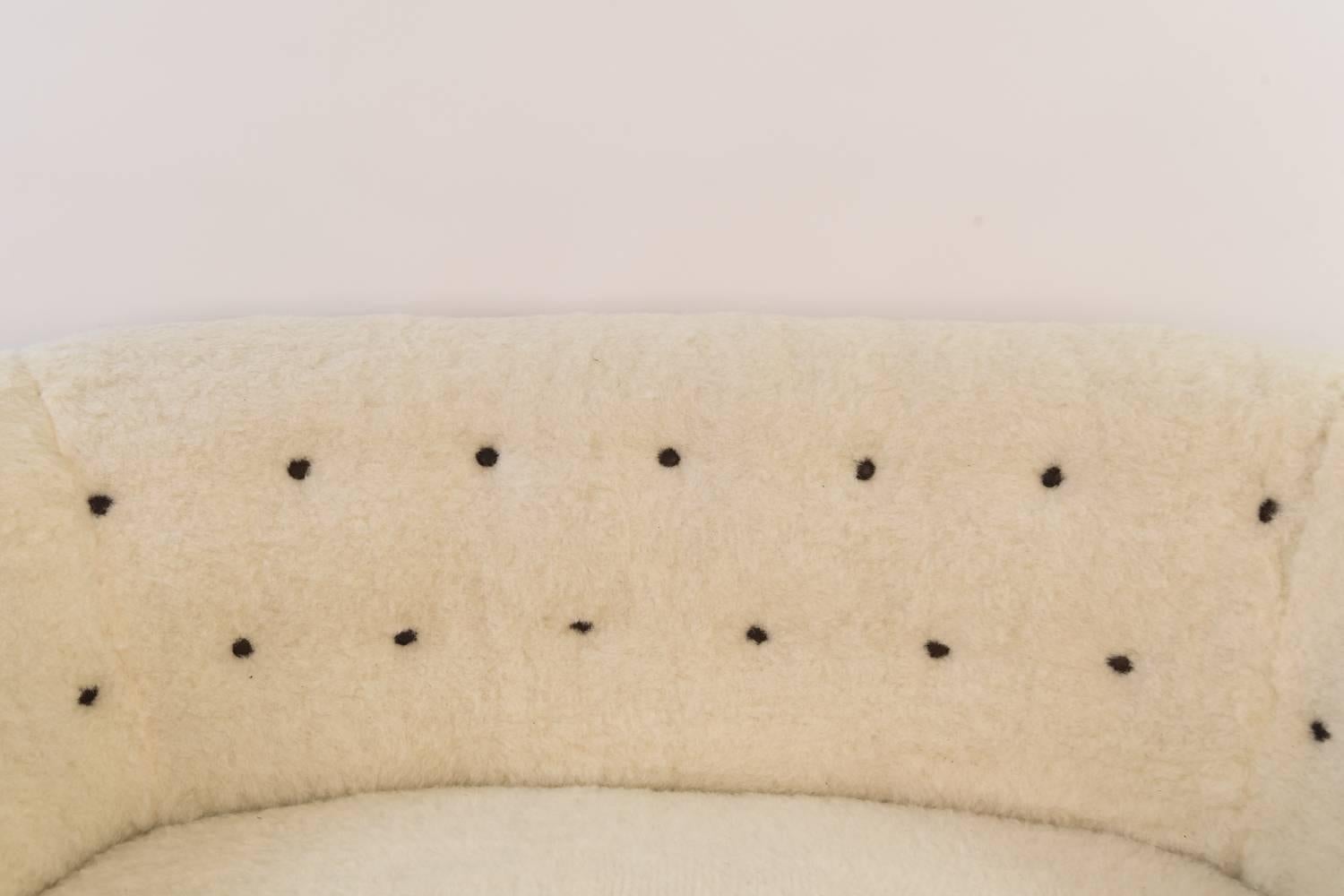 This incredible model 15 banana loveseat or two-seat sofa by Slagelse Møbelværk has been recently reupholstered in wool and features a wonderful tufted backrest with contrasting black tufts. Classic, highly coveted form in exquisite upholstery.