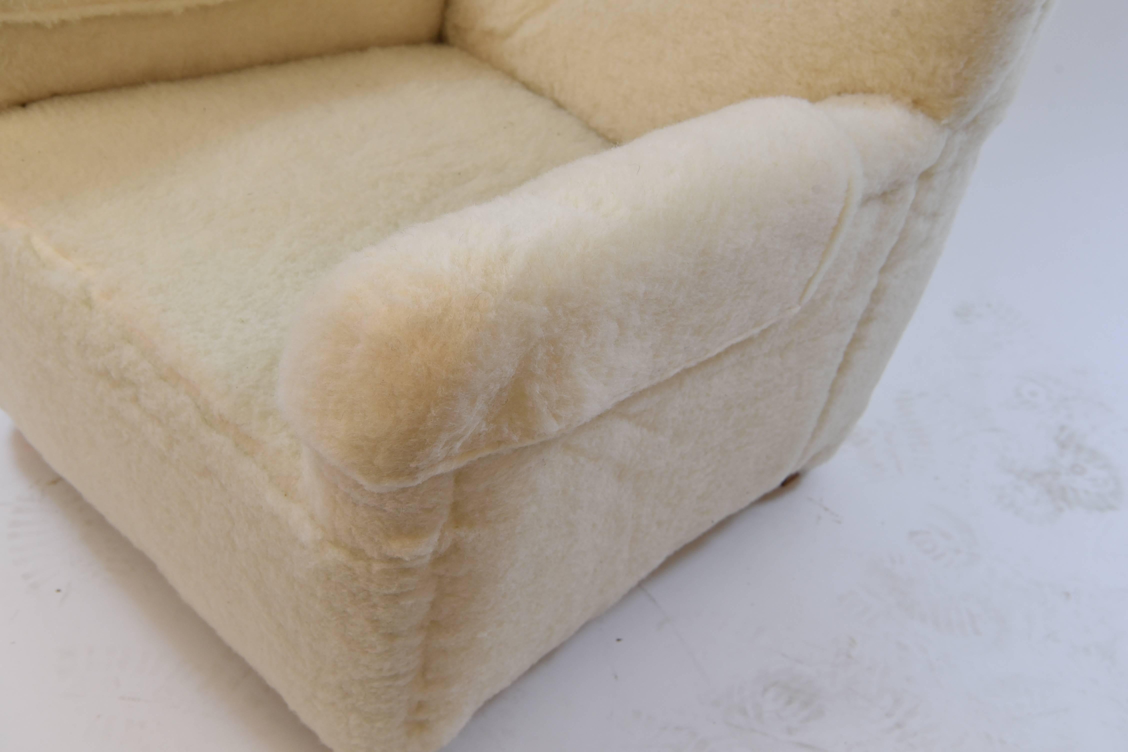 Fritz Hansen Model 1672 Easy Chair in Lamb’s Wool Upholstery In Excellent Condition In Norwalk, CT