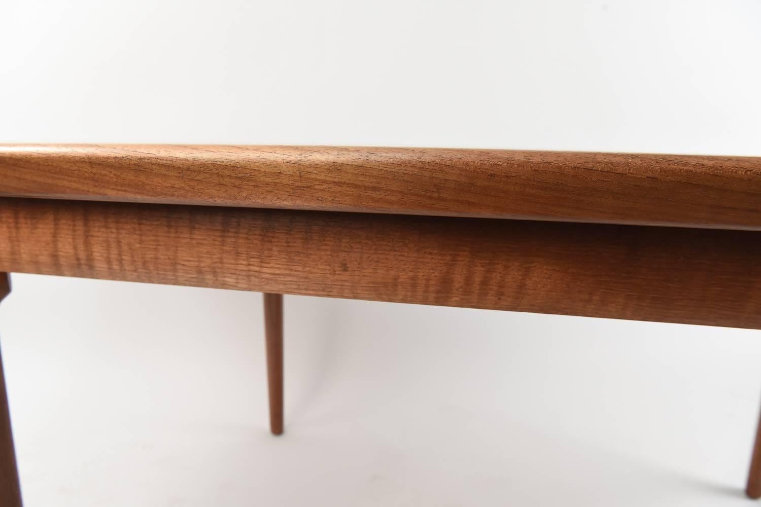 Danish Midcentury Teak Extending Dining Table In Excellent Condition For Sale In Norwalk, CT