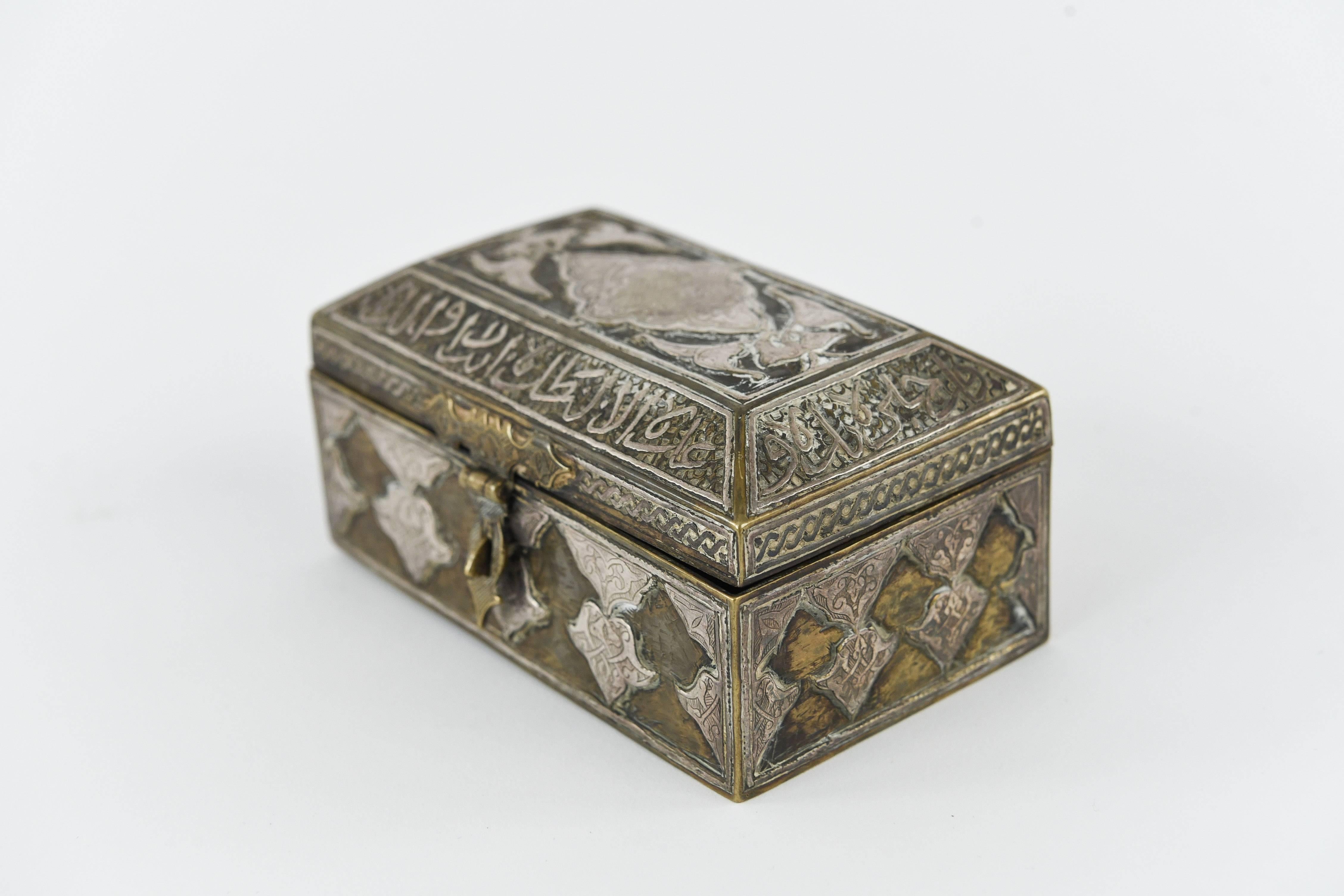 A beautiful inlaid trinket box, inlaid with silver.