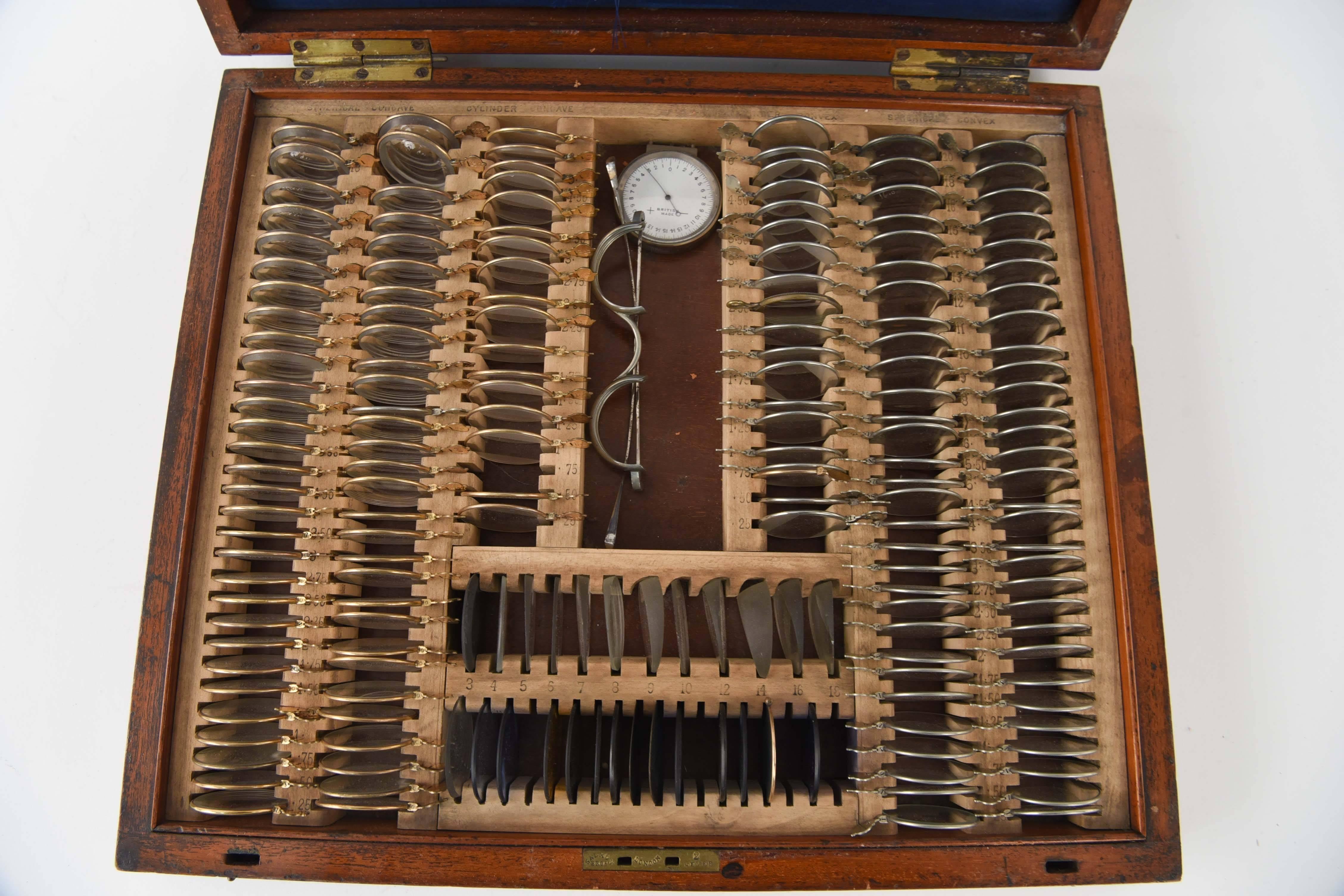 Salmon Bros London, A beautiful cased instrument for measuring the sight to determine the need for glasses.