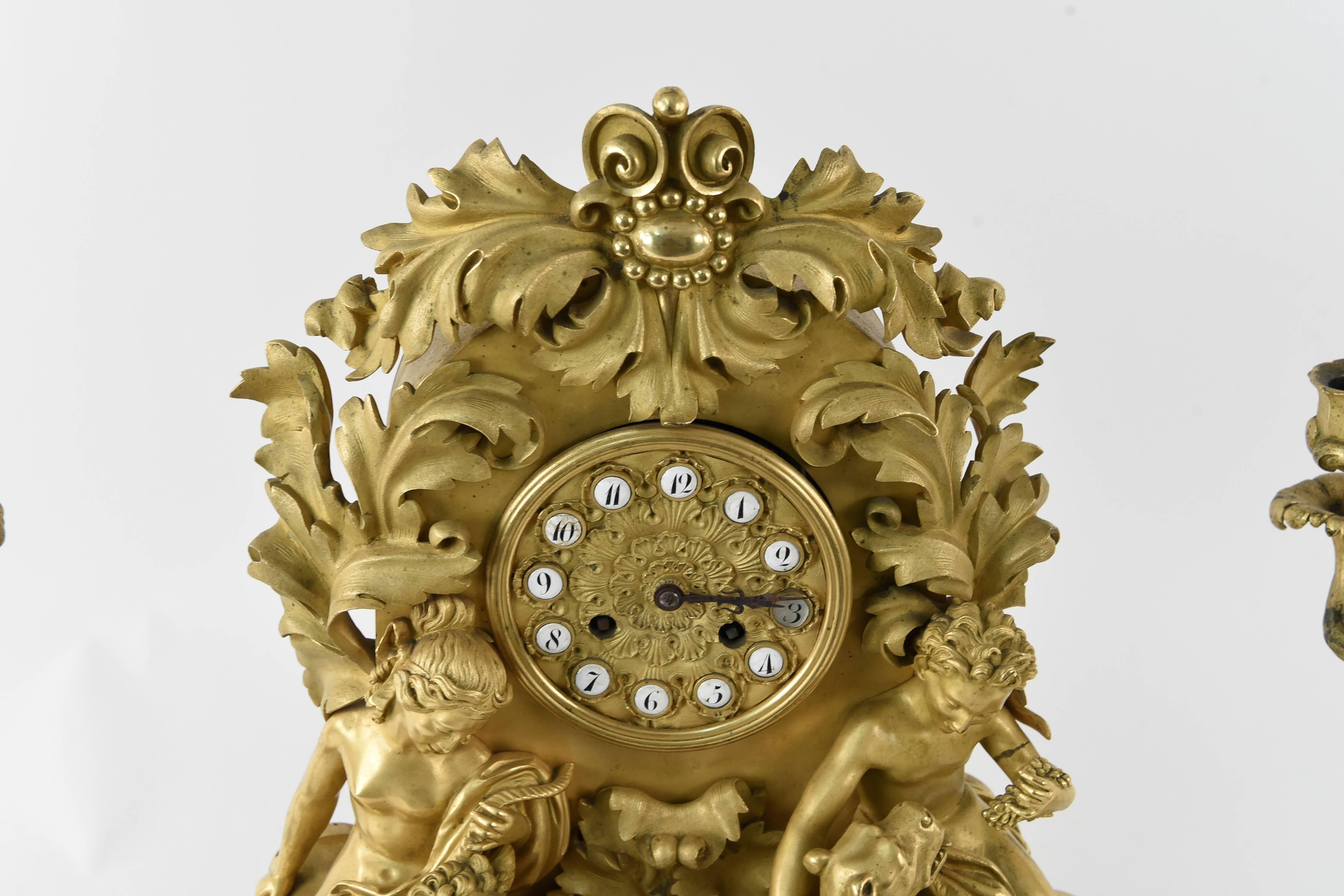 Ein erstaunliches Stück aus dem frühen 19. Jahrhundert. Dieses Uhrenset ist von bester Qualität, ein echtes Museumsstück, das die fachmännische Bronzearbeit der Franzosen an der Wende zum 19. Jahrhundert zeigt.
