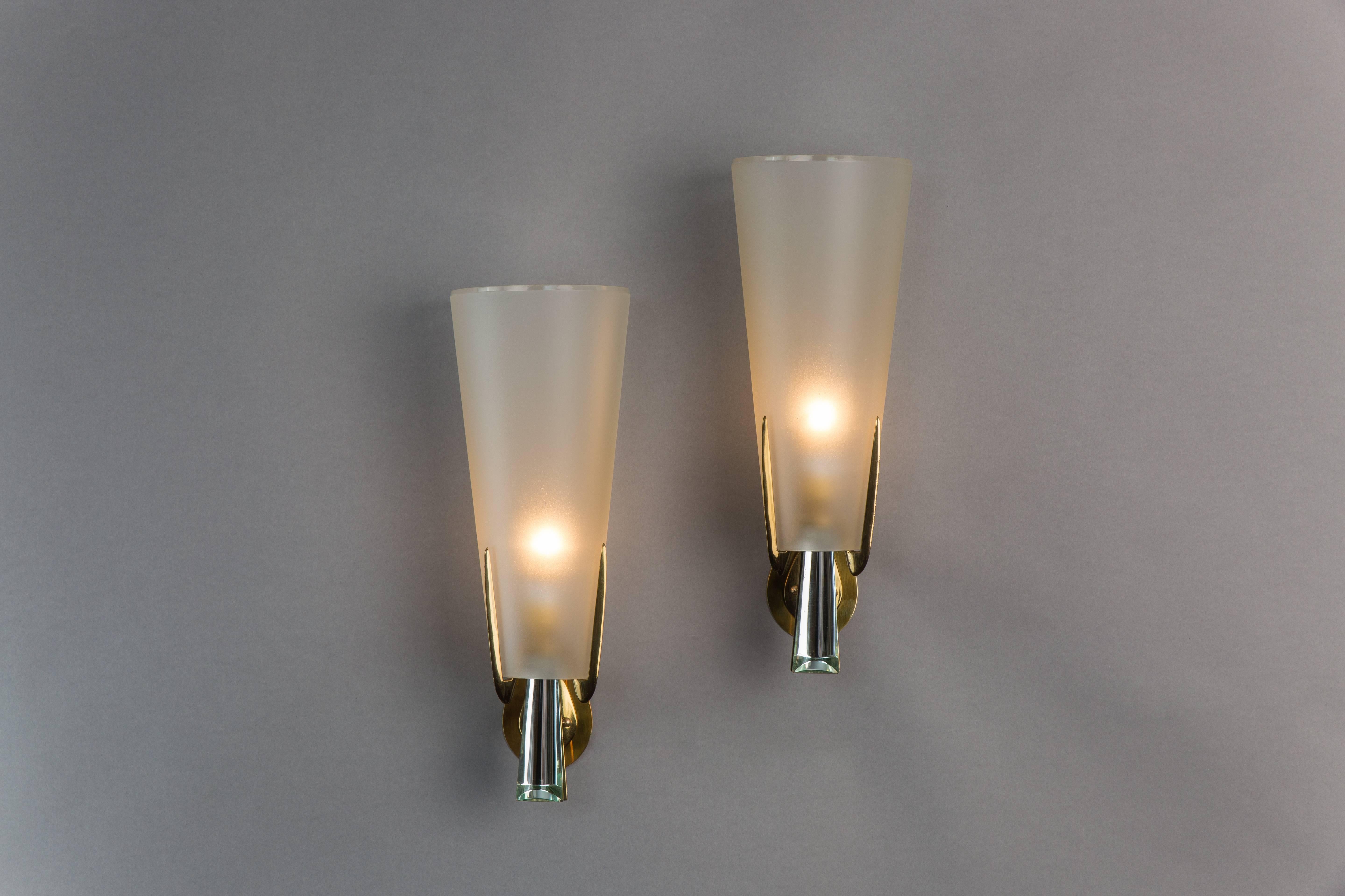 Max Ingrand for Fontana Arte rare and elegant large pair of sconces with conical beveled satin or acid-etched glass shades held by three prongs and brass cutout structure with polished inset ‘gem’ crystal glass, Italy, circa 1955. 
In excellent
